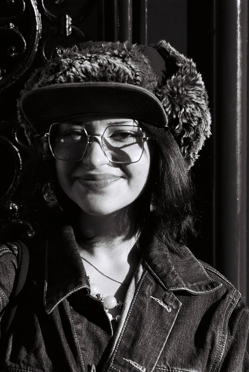 Photographie rue street portrait noir et blanc le dodger photographe photos black and white paris chapka casquette.jpg