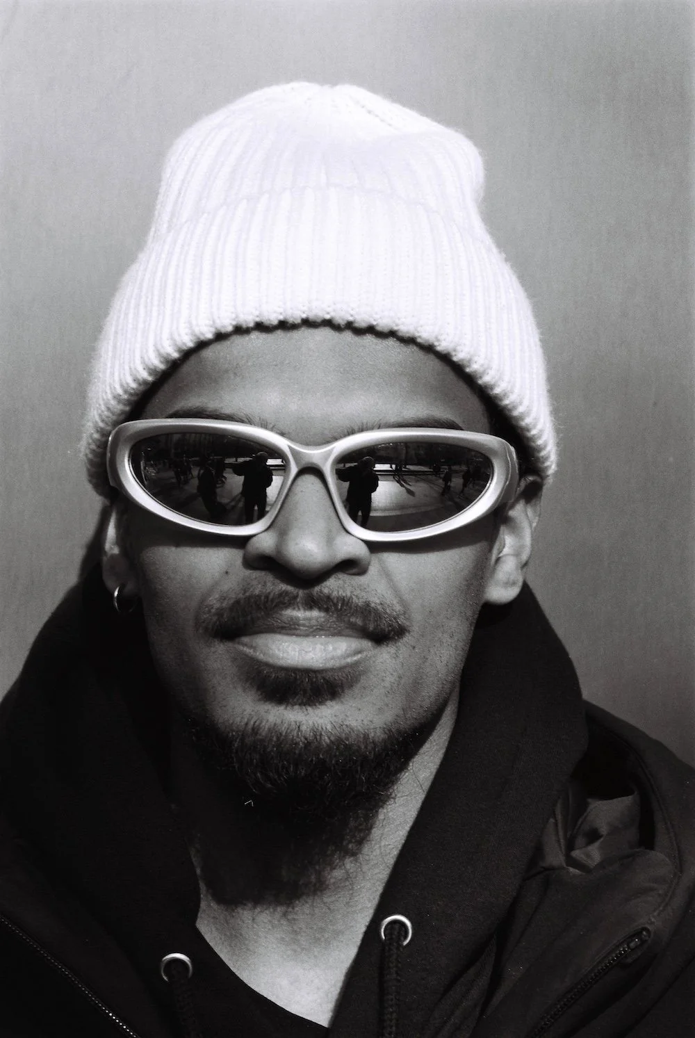 Photographie rue street portrait noir et blanc le dodger photographe photos black and white paris bonnet blanc.jpg
