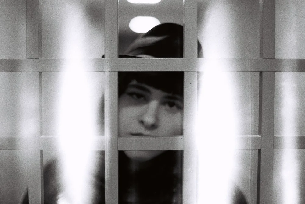 Photographie le dodger photographe photos paris Magali detective grillage burned.JPG
