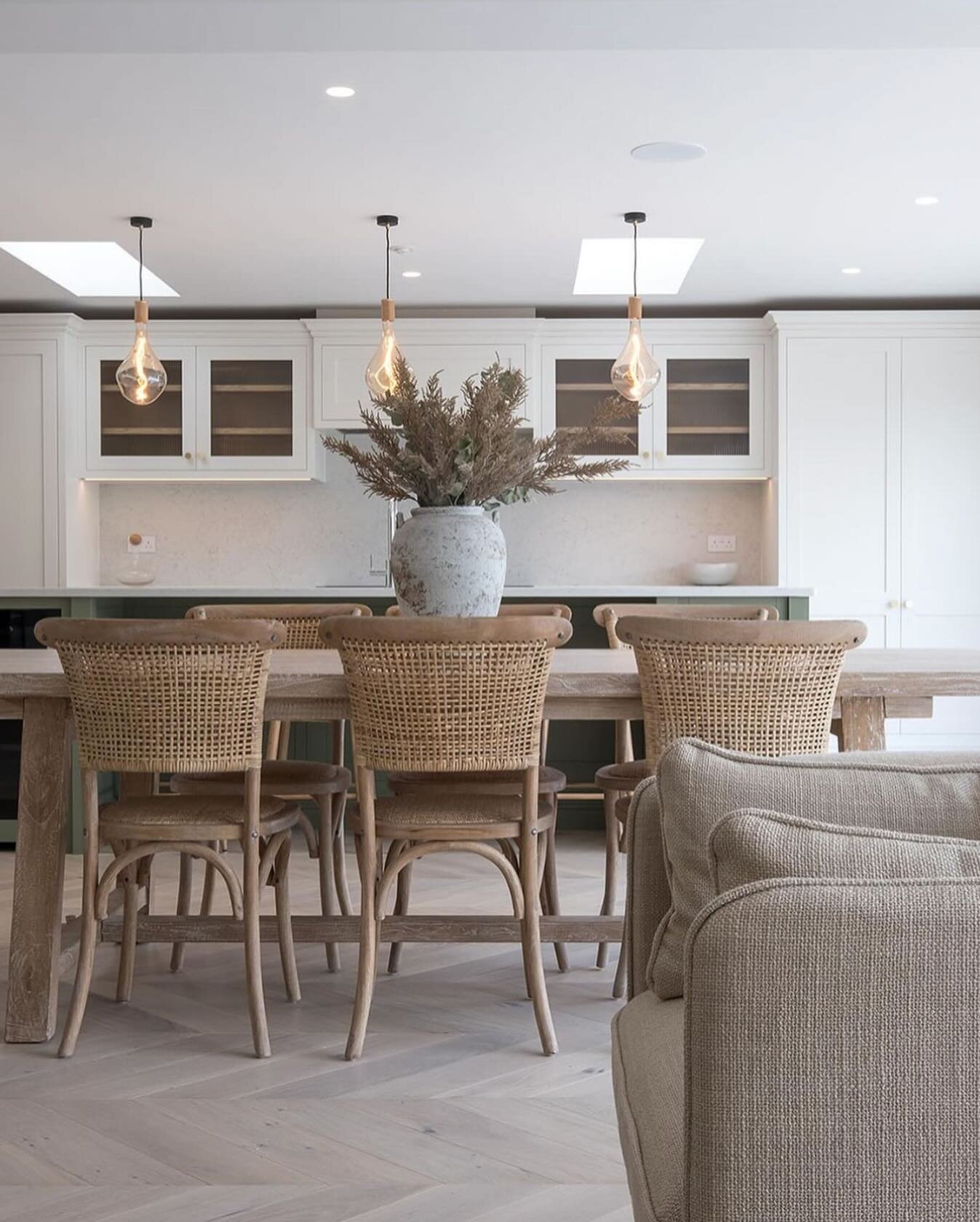 Warm lighting to match the neutral tones of the room in a Kitchen/Living area of dreams 💡✨

@coulondeisgn @meadowcroft_makeover and @artifex_build really delivered the clients needs and wants with this project and it was brilliant to work with them 