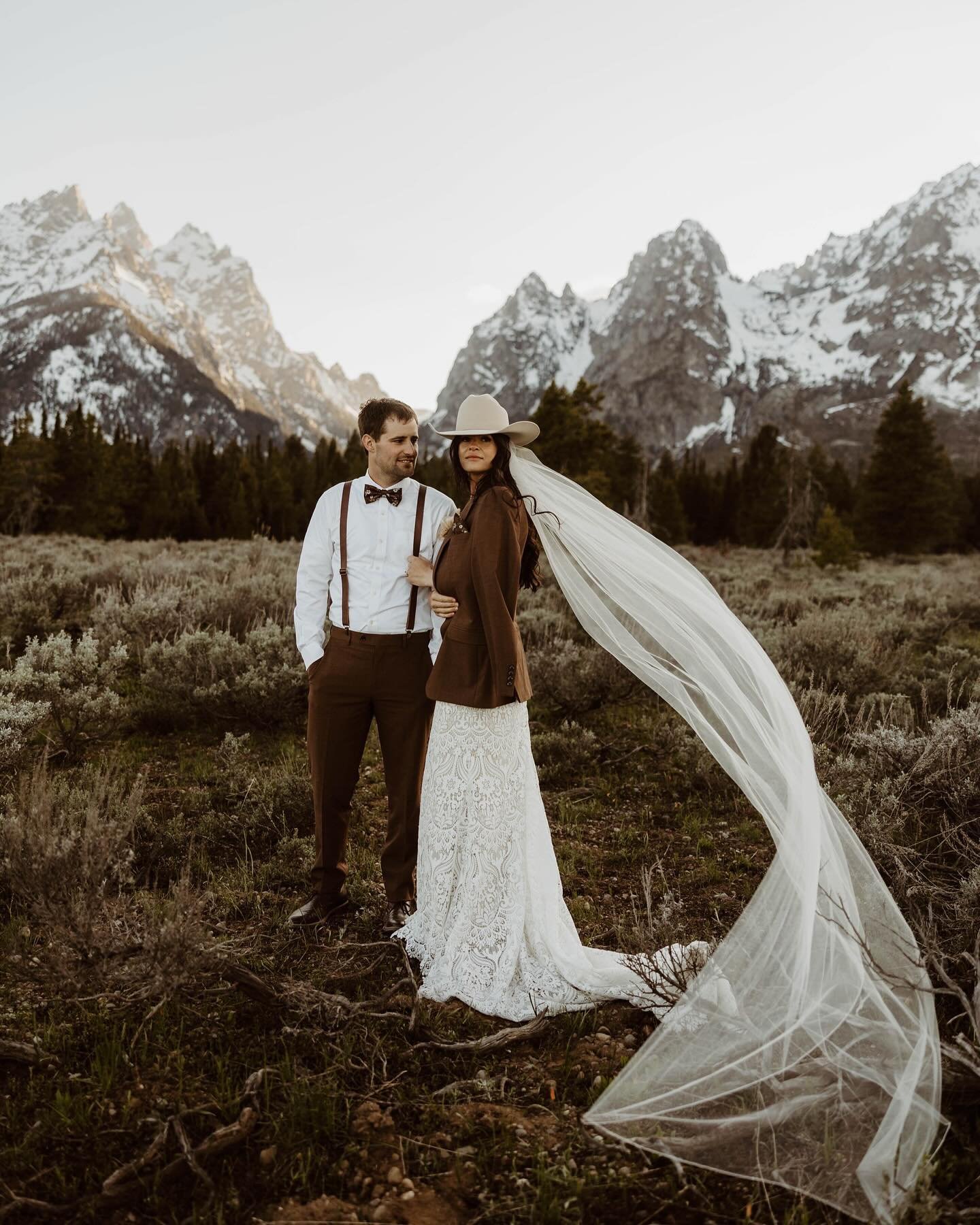 Johannah + Jeff in the Tetons has me living a fever dreaammm 🤠🤩 They were the sweetest most natural couple, who were just so excited to be married to each other. The two most DESERVING people ever 🤍✨ 

Yall make these Tetons somethin special ⛰️ 🤠
