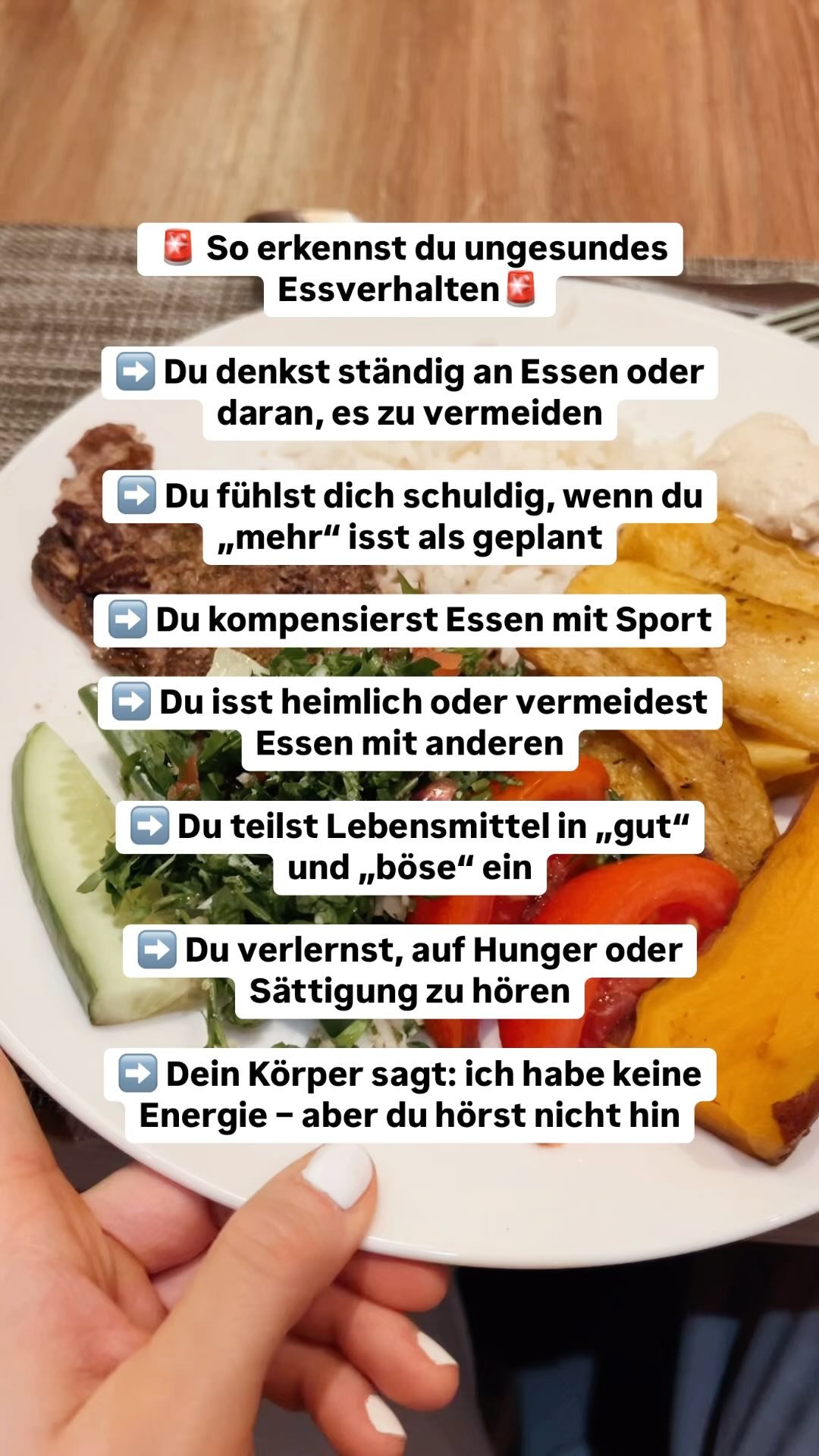Kürzlich war Eating Disorder Awareness Week und ich will diesen Moment nutzen, um das Thema sichtbar zu machen. 🚨
Gerade in der Fitnesswelt beginnt eine Essstörung oft leise. Disziplin wird gefeiert. Kontrolle bewundert. Aber irgendwann k