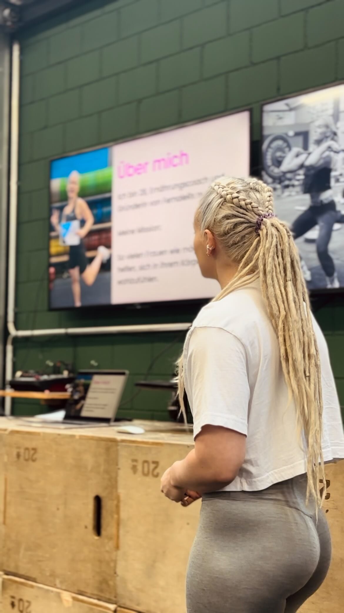 Am Samstag durfte ich mein erstes Ernährungsseminar für Sportler geben..
Zu Beginn war ich ziemlich nervös. In meiner Schulzeit waren Präsentationen für mich der wahrgewordene Albtraum. 😳
Aber ich kam schnell in den Flow u