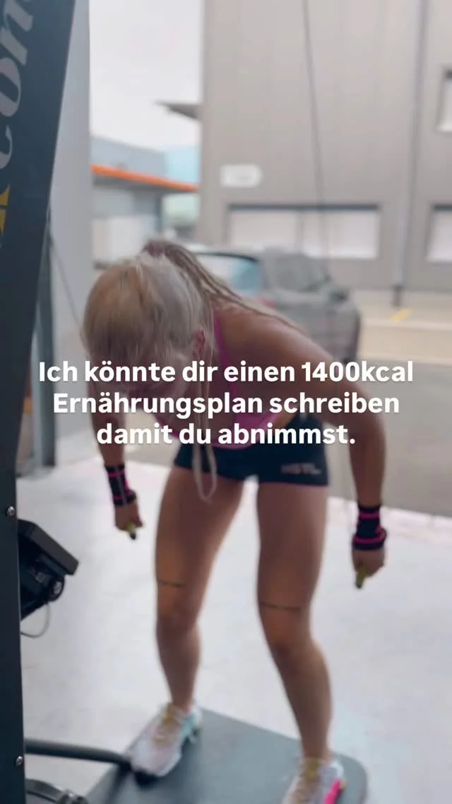 ➡️ First of all: Ich hasse Ernährungspläne. 🥲
Ich will dir nicht sagen welche Lebensmittel du essen sollst. Du musst selbst in der Lage sein, sinnvolle Mahlzeiten zusammenzustellen und zu verstehen wieso du wann was isst. Diesen Skill bri