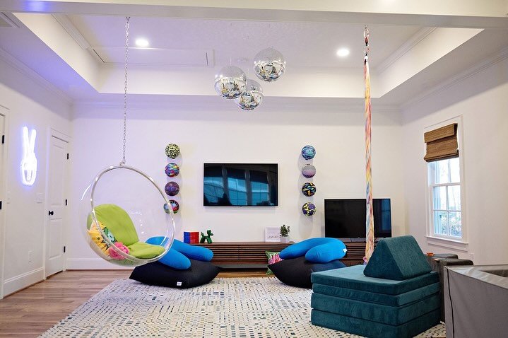 Swipe for a 360&deg; tour of this Charlotte playroom, as captured by @thebeautifulmessphotography 📸 

We love this playroom for so many reasons, but especially for its clear organization! It has multiple zones &amp; purposes for this family&rsquo;s 
