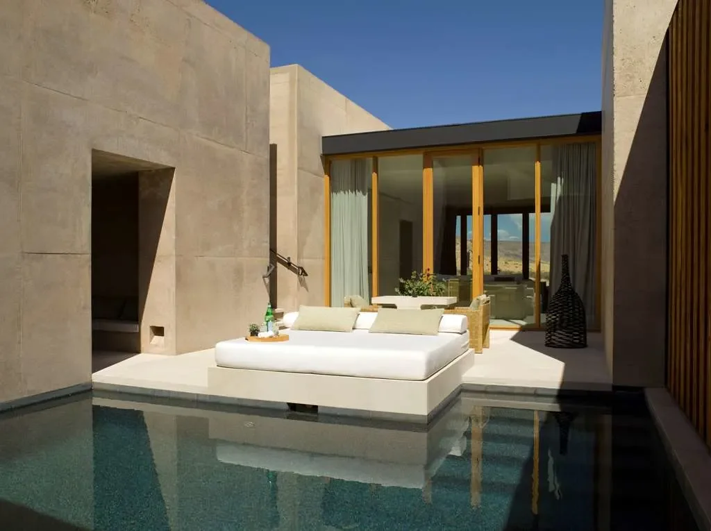 Private lunge pool