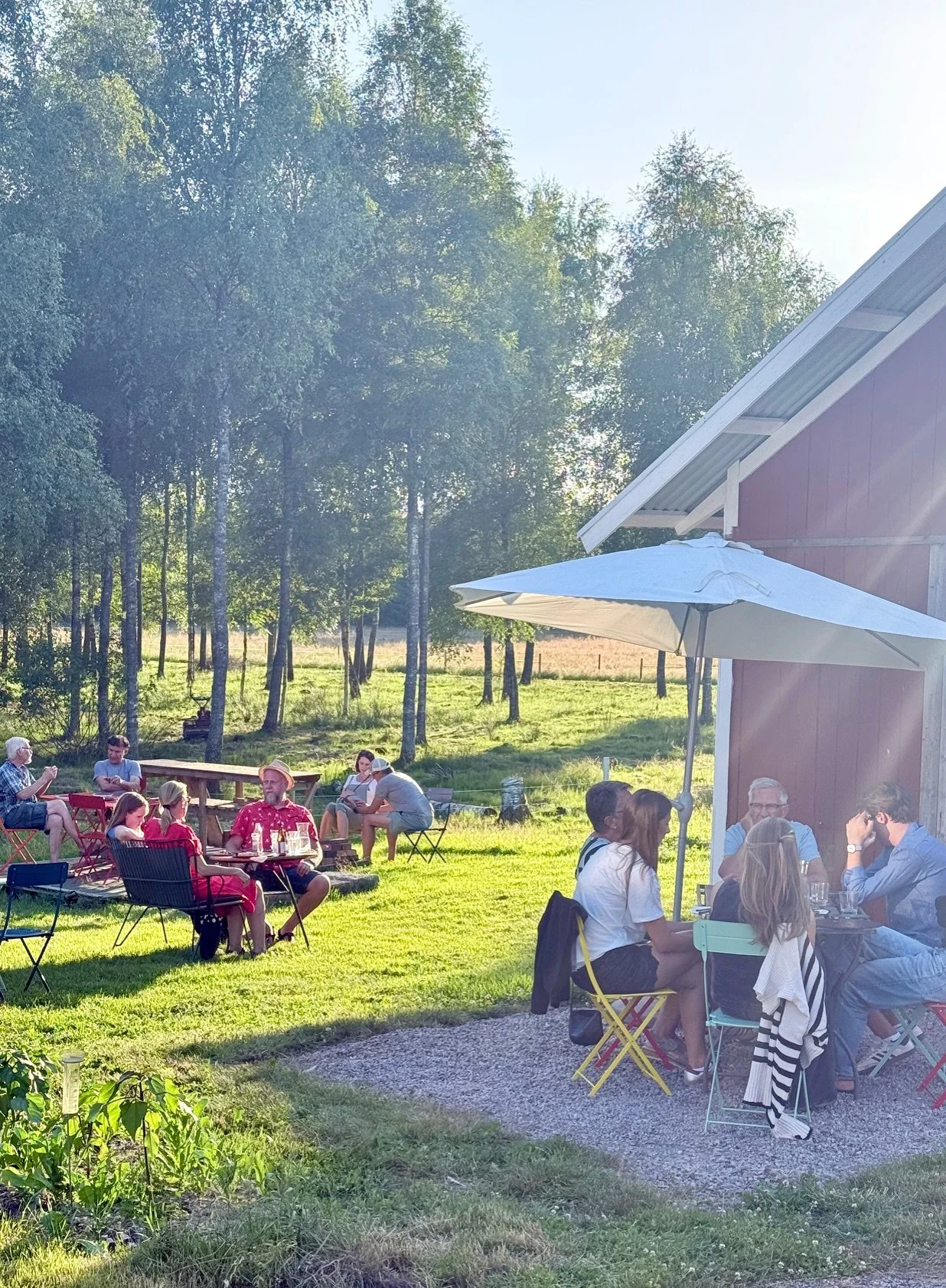 Gäster en solig dag, några fördrar skugga