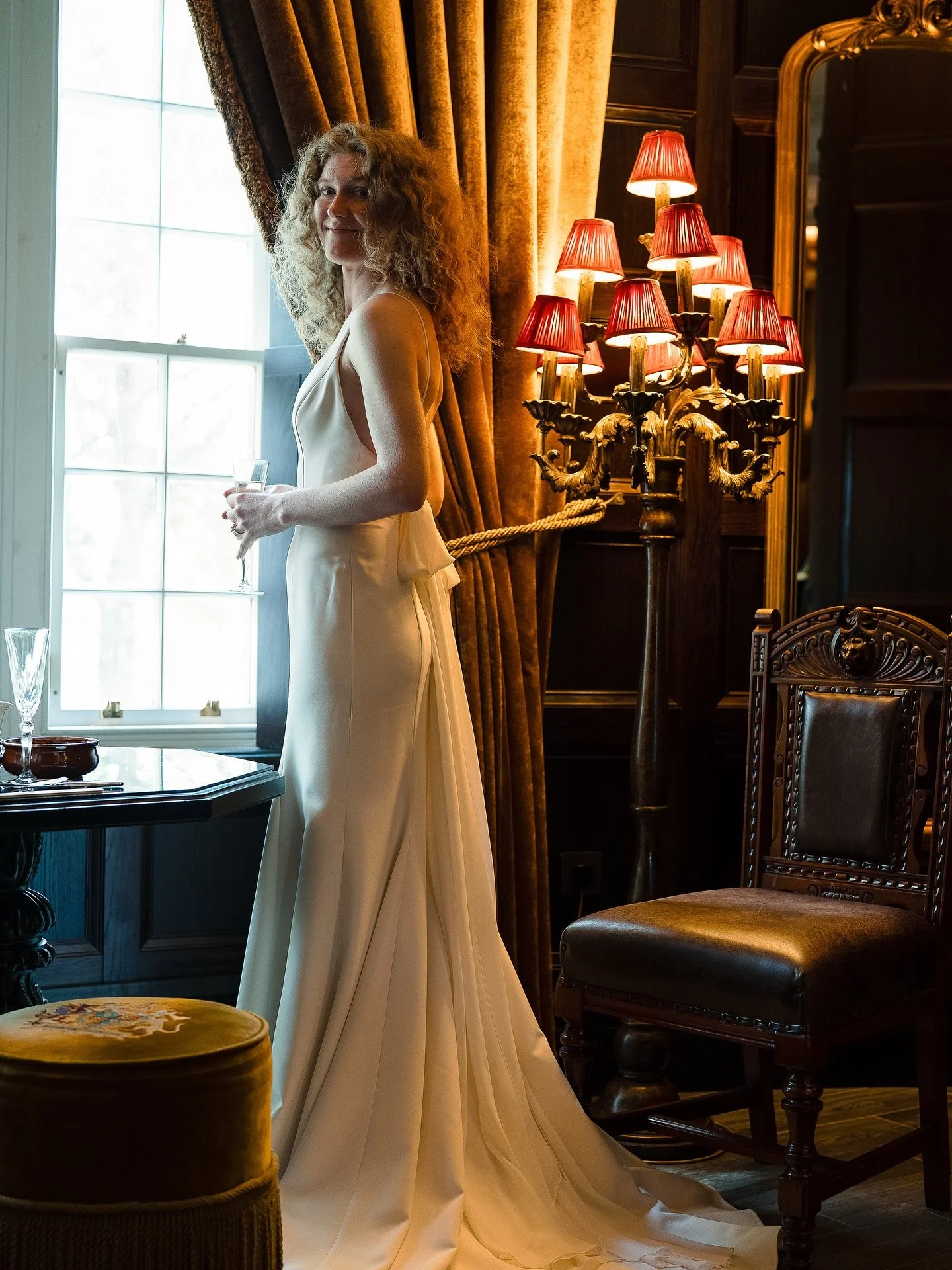 Every Scottish wedding has an atmosphere that words can&rsquo;t fully explain - a mix of history, nature, romance, and adventure. As a photographer, my passion is capturing that feeling in its purest form.
Whether you&rsquo;re planning an intimate el