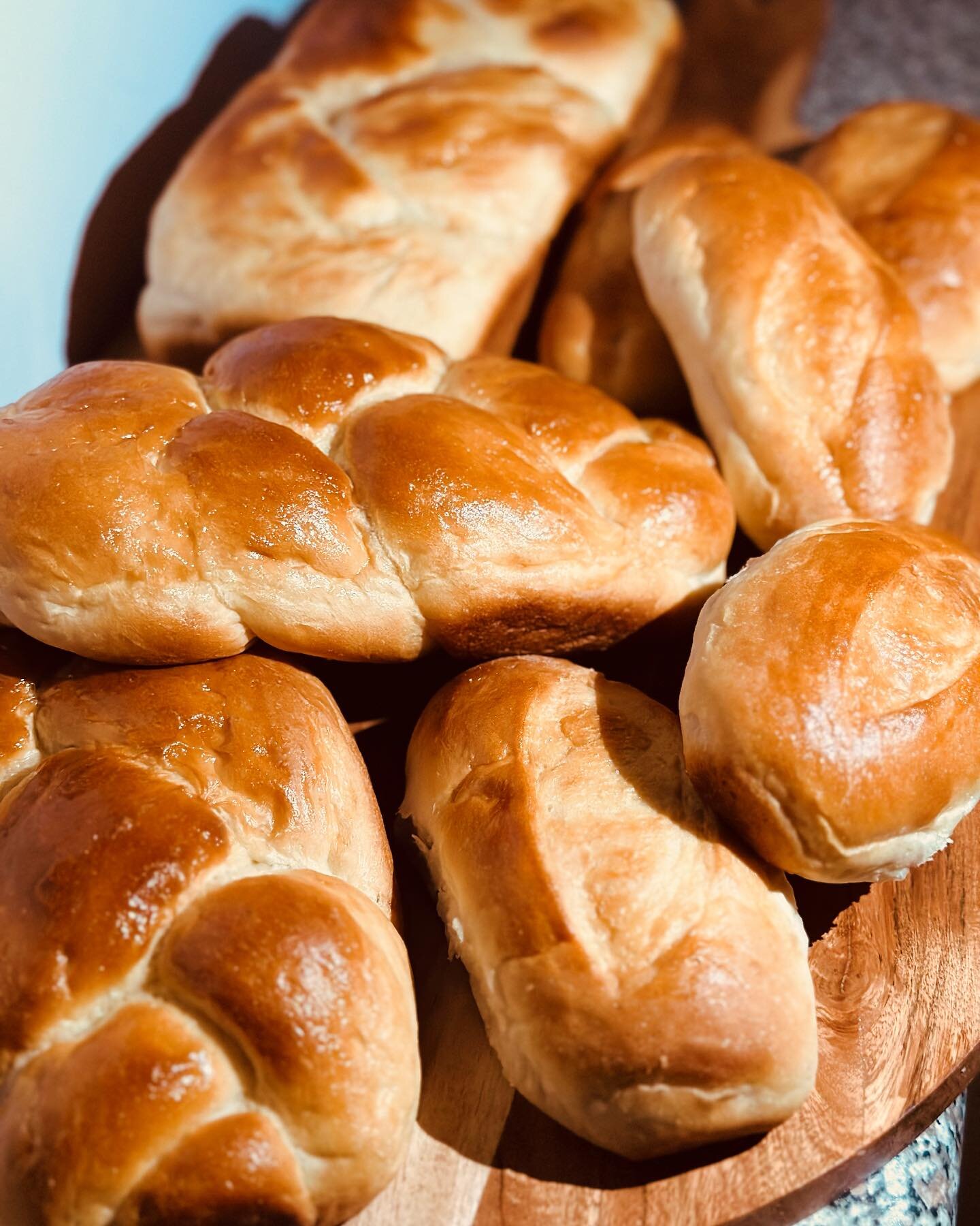 Freshly baked and oh-so-delicious! My homemade bread is the perfect way to start the day, pair it with coffee or hot chocolate. 😋🍞🥖🤤🫶🏽☕️
#bread
#homemadebread
#freshbread
#bakingbread
#breadlover
#freshlybaked
#breadmaking