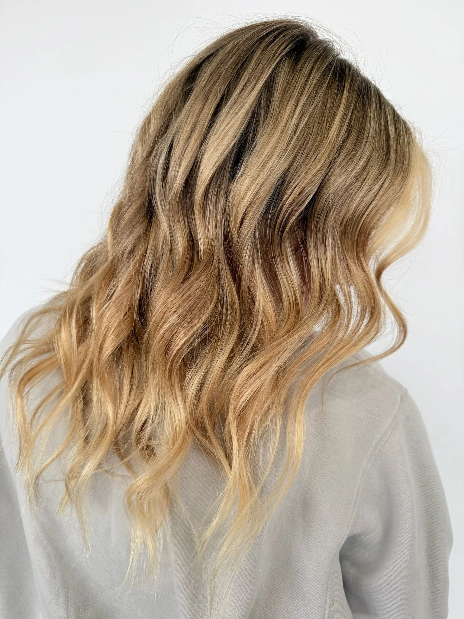 ONE LOOK, DONE RIGHT. 🤎

A fresh finish from the Ash + Olive team. Consider this your sign to book the hair you&rsquo;ve been thinking about. ✨  #HairTransformation #HairMakeover #BeforeAndAfterHair #NewHair