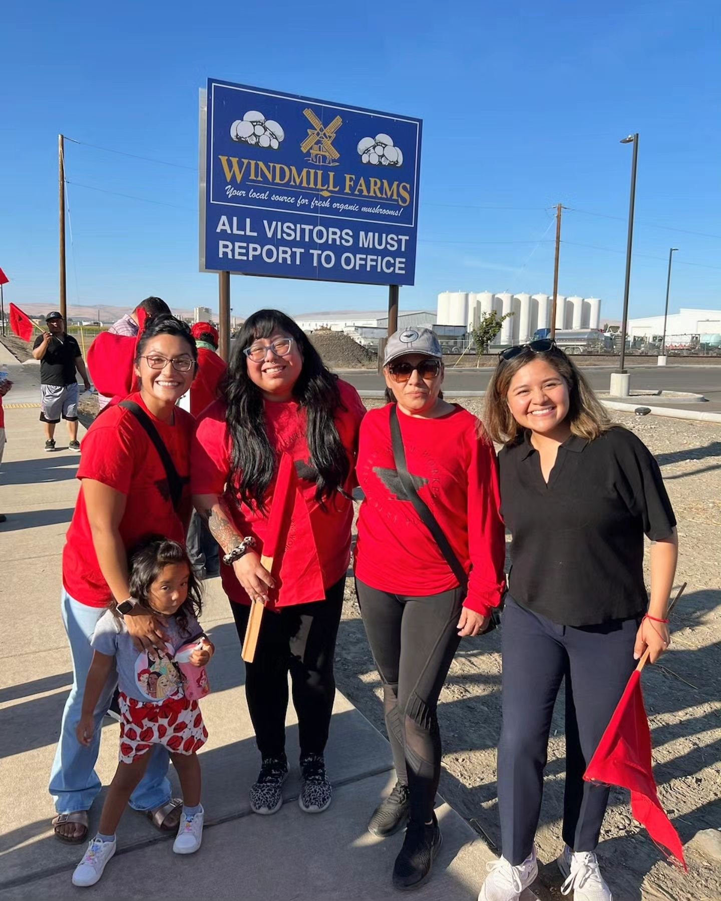 QUE VIVA LA HUELGA, QUE VIVA LA UNION‼️ ✊🏽🙏🏽 it's always an honor to rally alongside our farmworkers y comunidad!

Workers at Windmill Farms (previously Ostrom Mushroom Farms) in Sunnyside, Washington, have been subjected to harsh and unjust condi