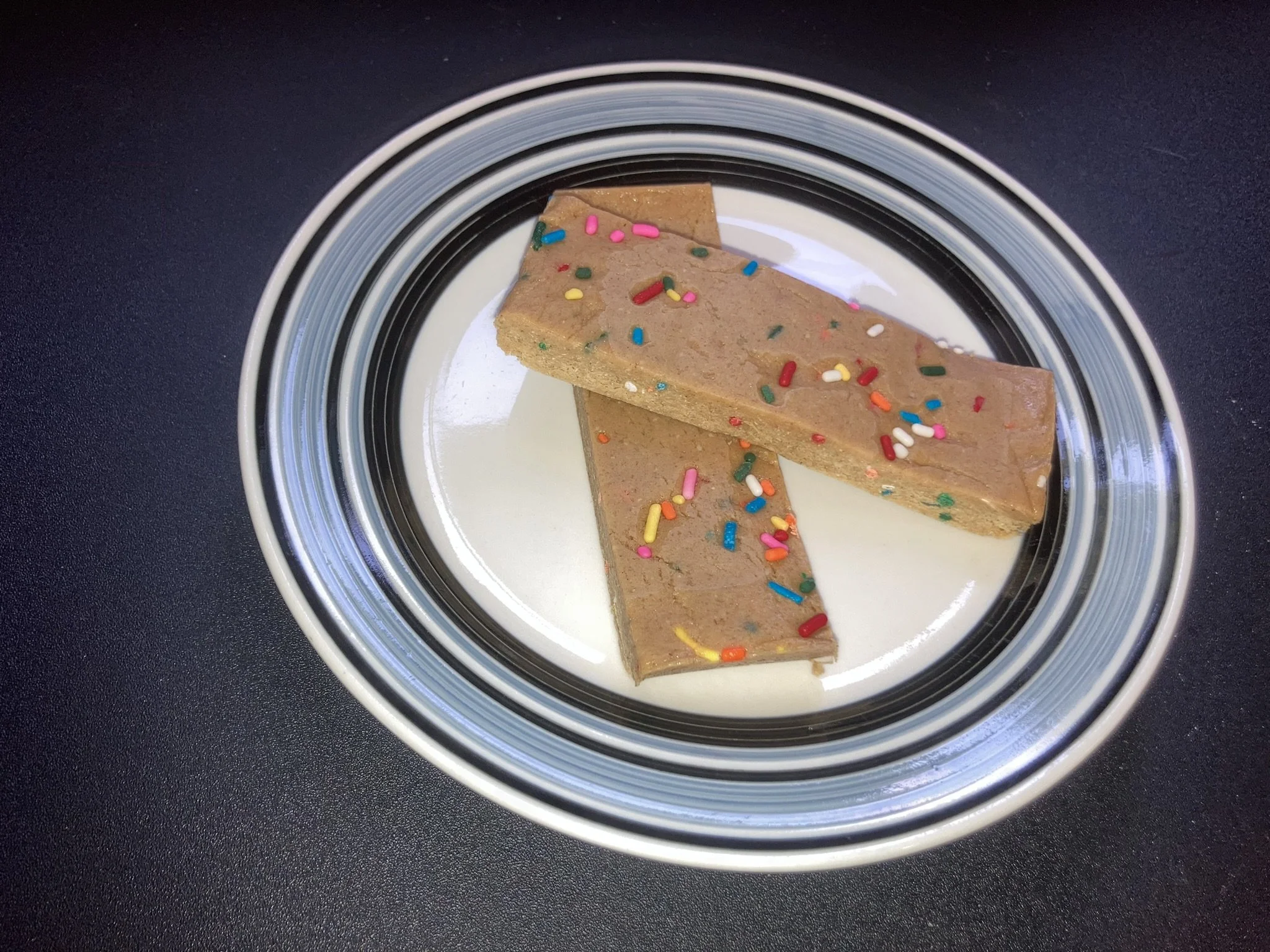 Homemade protein bars: Oat flour, plant-based protein powder, peanut butter & honey.