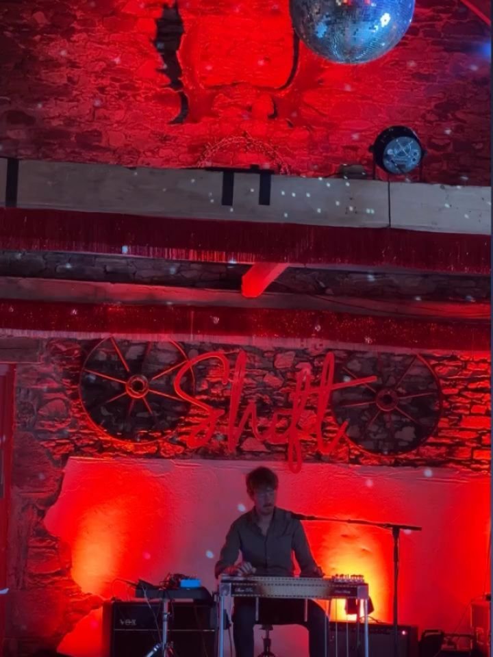 Couple of really enjoyable gigs this past weekend in some gorgeous settings... Big thanks to the folks at @homebeatmusic / @anotherlovestoryfest at Love Is A Stranger in @ballyvolanehouse east Cork on Saturday.
Huge thanks to all the crew at @feilena