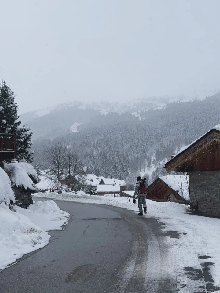 Breathing slow on the final day, the inspiration out here is truly endless. 

Some have gone out for first tracks in the fresh powder, others are unwinding with a great book and a warm coffee. 

Our curated library or wellness books that our team hav