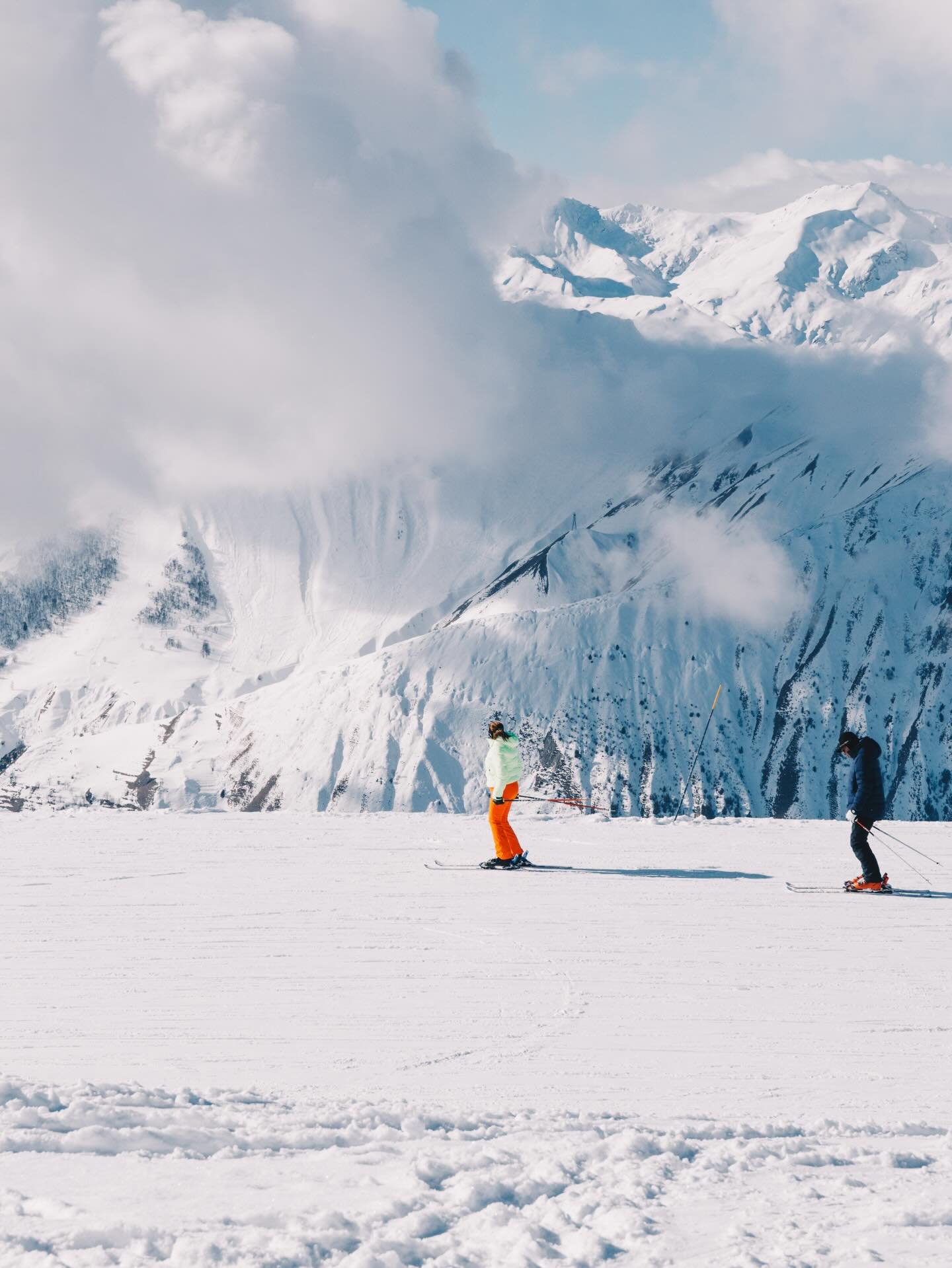 600km of uninterrupted terrain.

Our weeks create the conditions for you to chase every centimetre of snow. 

How?

Daily structure; intentional enough to give you direction, but fluid enough to let you to dictate the pace. 

Movement; skiing takes c