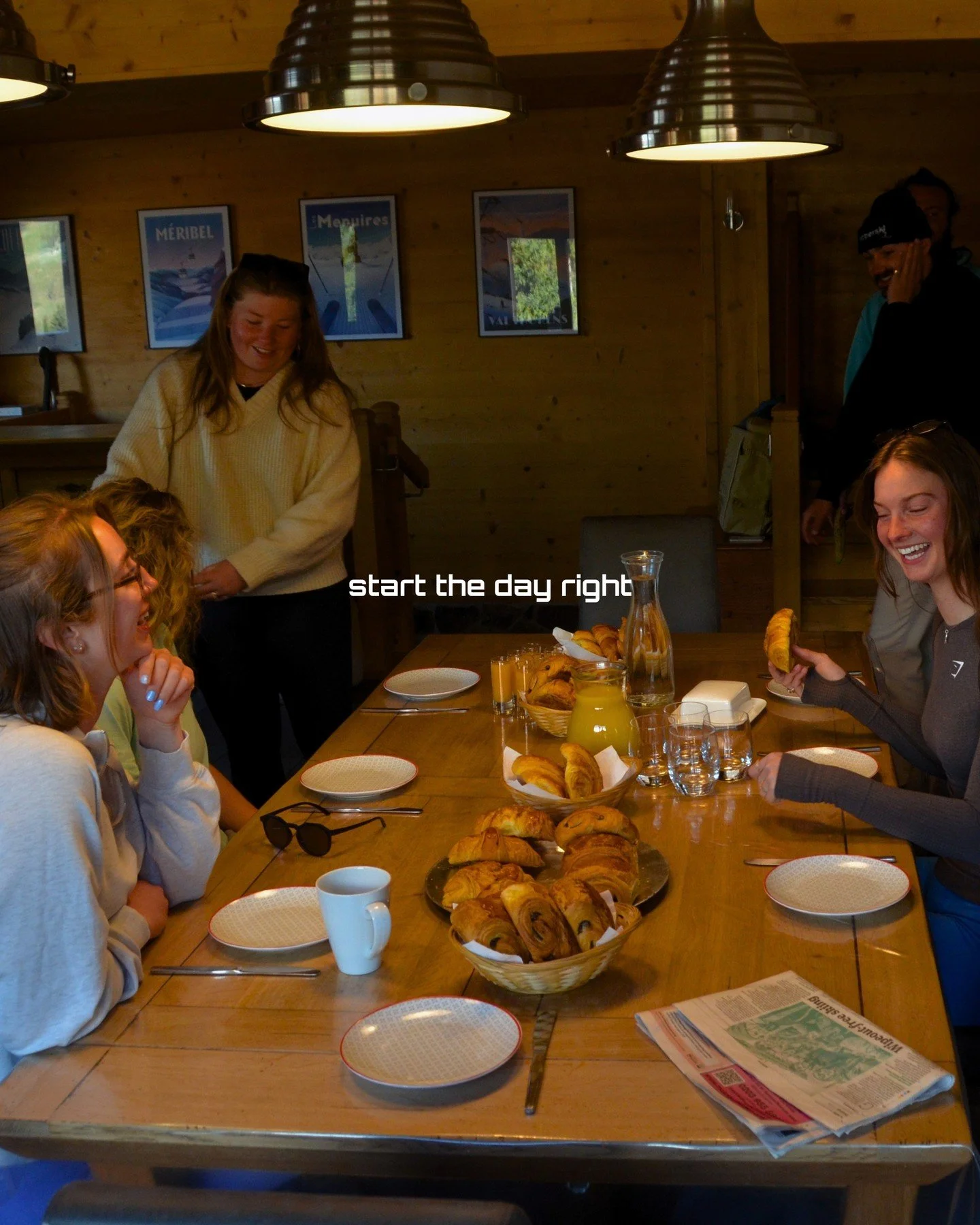 Le petit-d&eacute;jeuner est servi 🥐

M&eacute;ribel mornings. 

#soberski #skiretreat