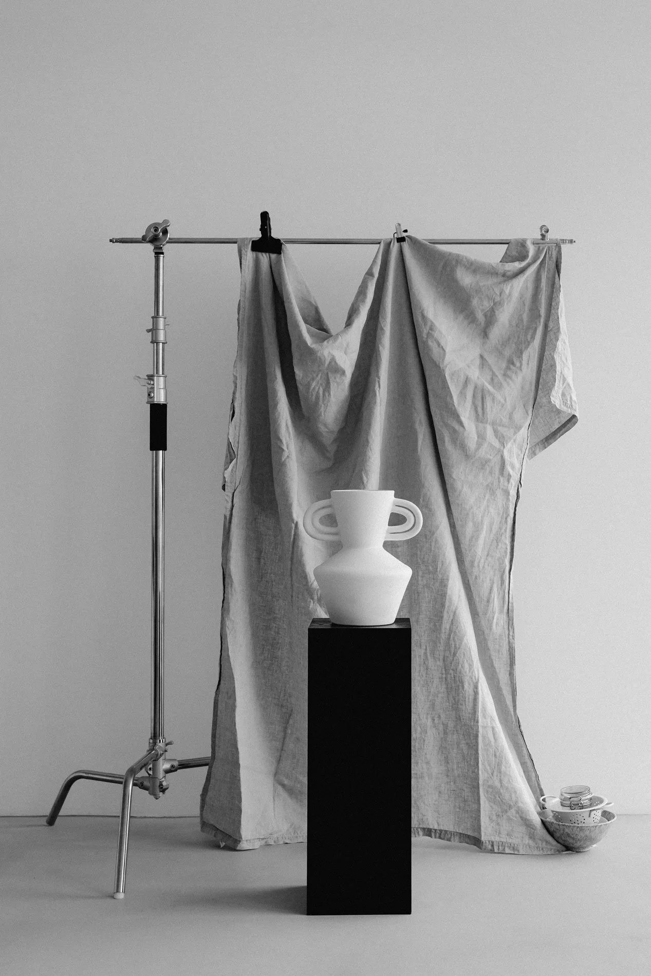 kaboompics_photo-studio-interior-c-stand-lighting-tripod-photo-backdrop-led-lamp-29835.jpg