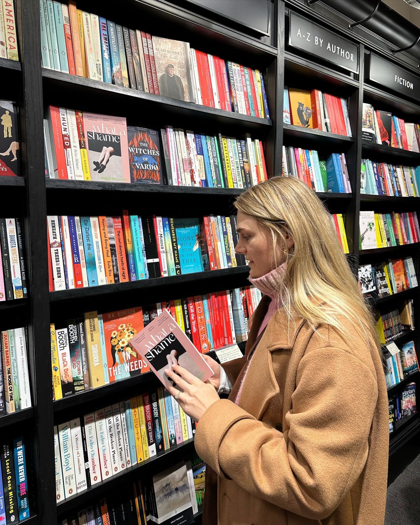 Browsing @waterstones bookstore in London 😍
.
.
.
.
.
#bookstagram #books #bookstagrammer #bookshelf
