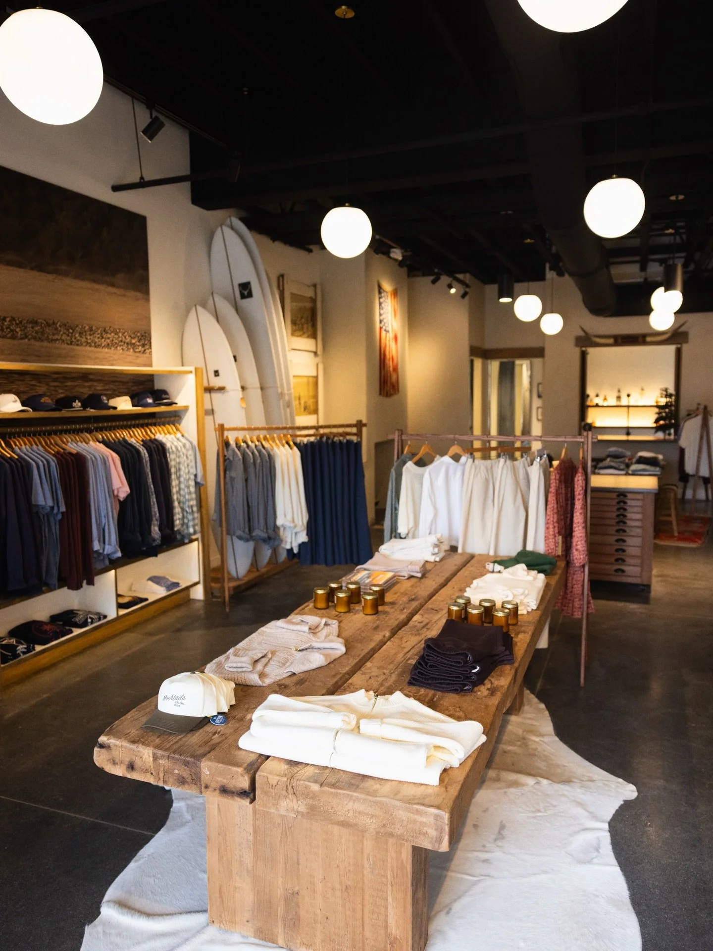 Toes on the Nose 🌊
Rooted in Southern California surf culture, this lifestyle brand captures quintessential coastal living. From beach days to active wear to effortless day-to-night looks, it&rsquo;s all about elevated comfort with a laid-back vibe.