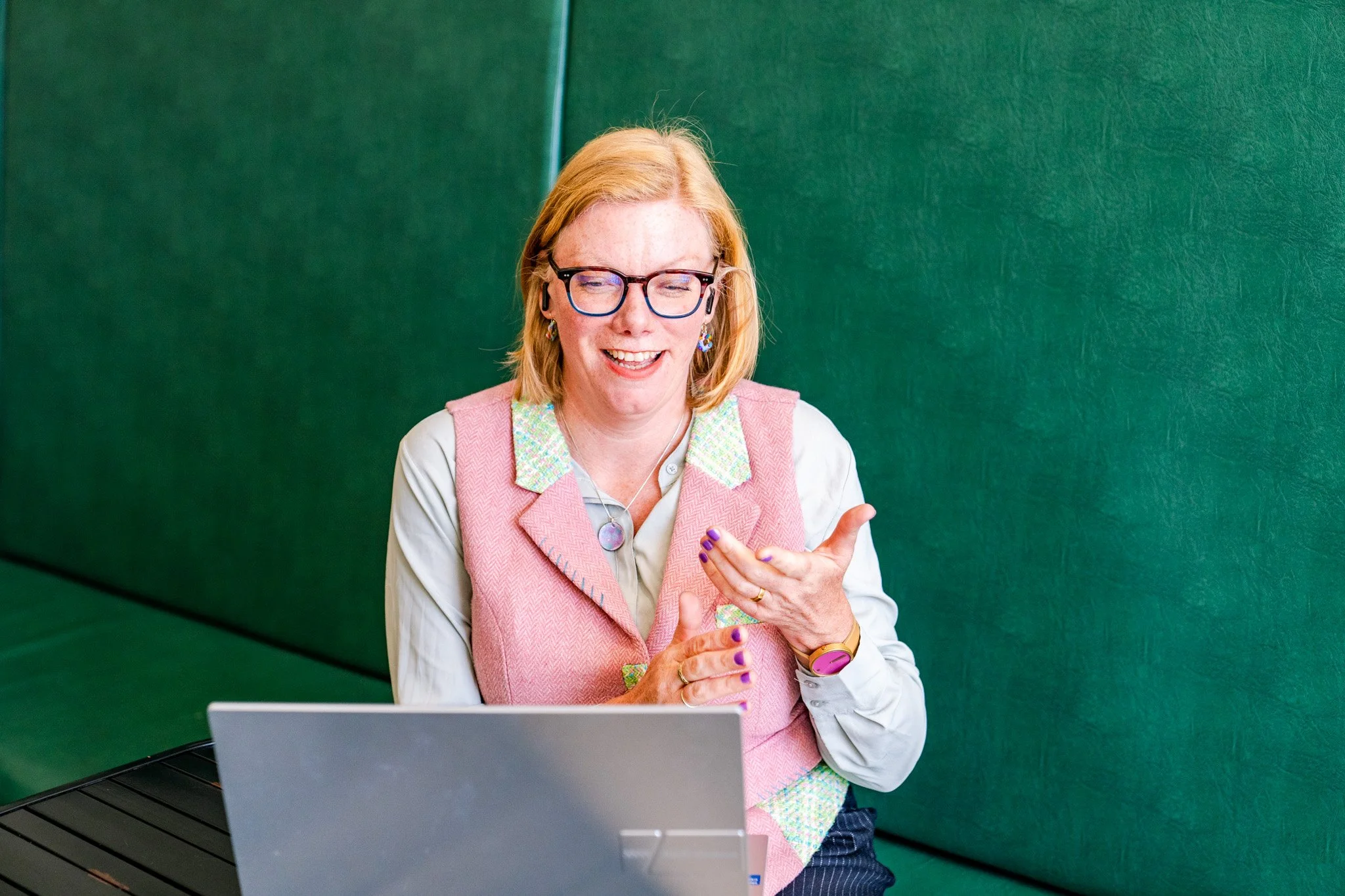 Tineke Zoet conducting an online maritime leadership coaching session for crew and management.