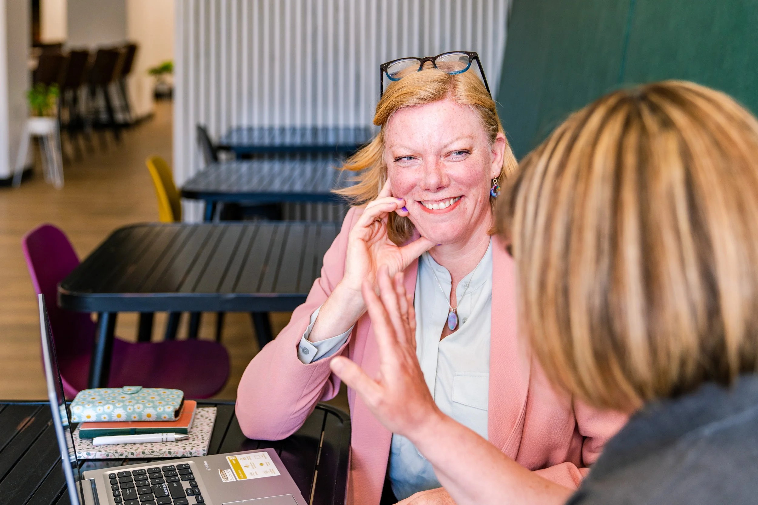 Tineke Zoet facilitating a 1-on-1 discussion during a maritime leadership and team support session.