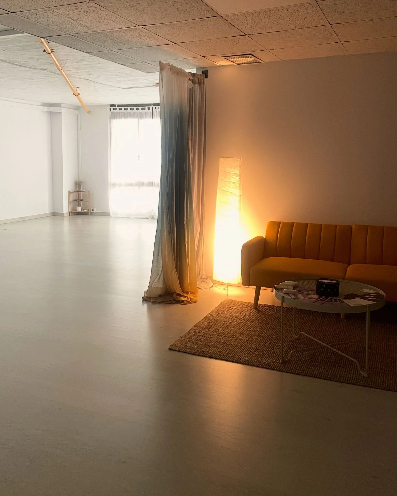 sala de espera cálida y amplia