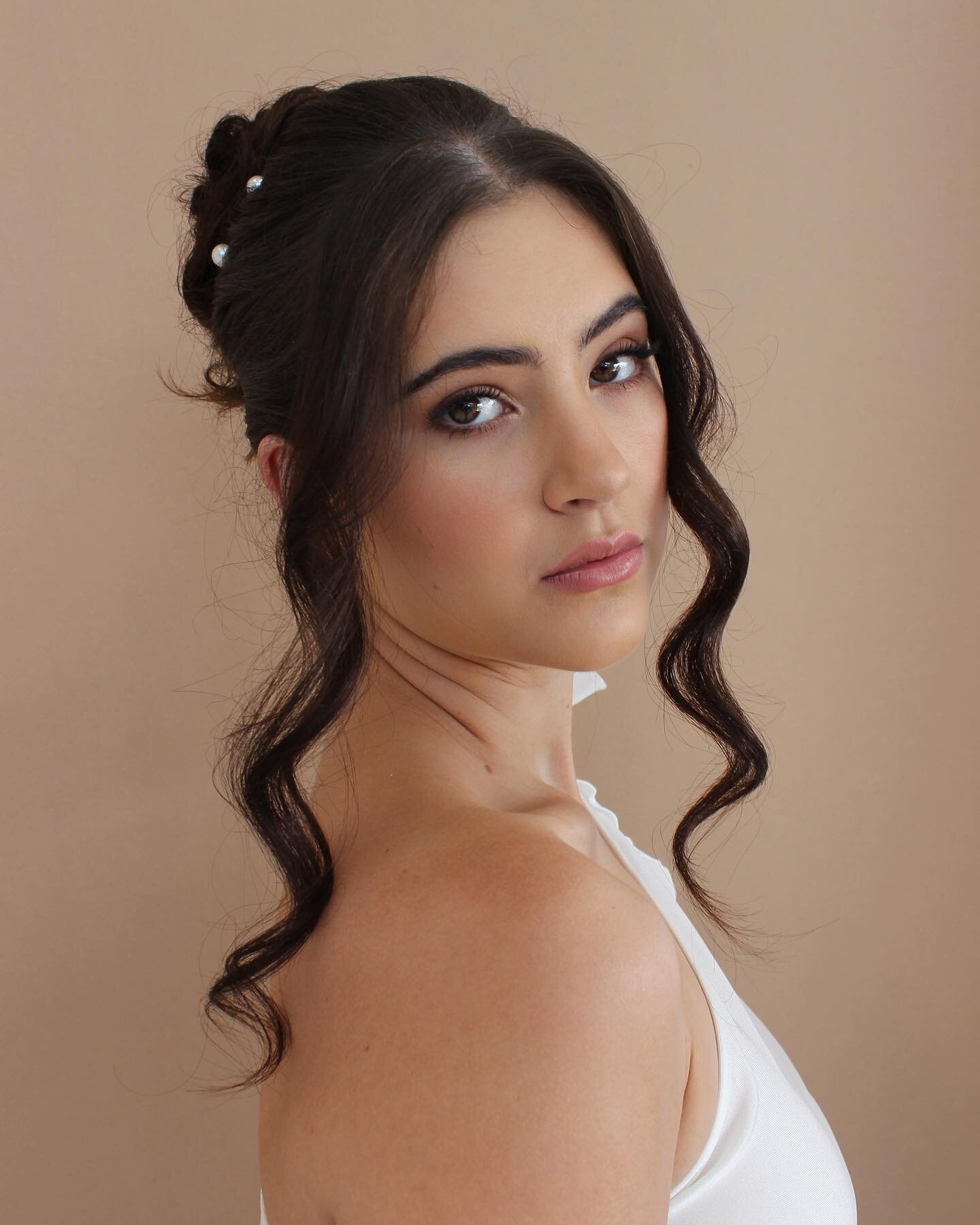 ✨HAPPY MONDAY! ✨ 

We had such a lovely weekend getting all our bridal parties wedding ready!🥳 

I couldn&rsquo;t be more excited to be starting off another week of wedding season 🕺woo hoo! 

Make up by us on the gorgeous @caitlinniven_ 
Hair by th