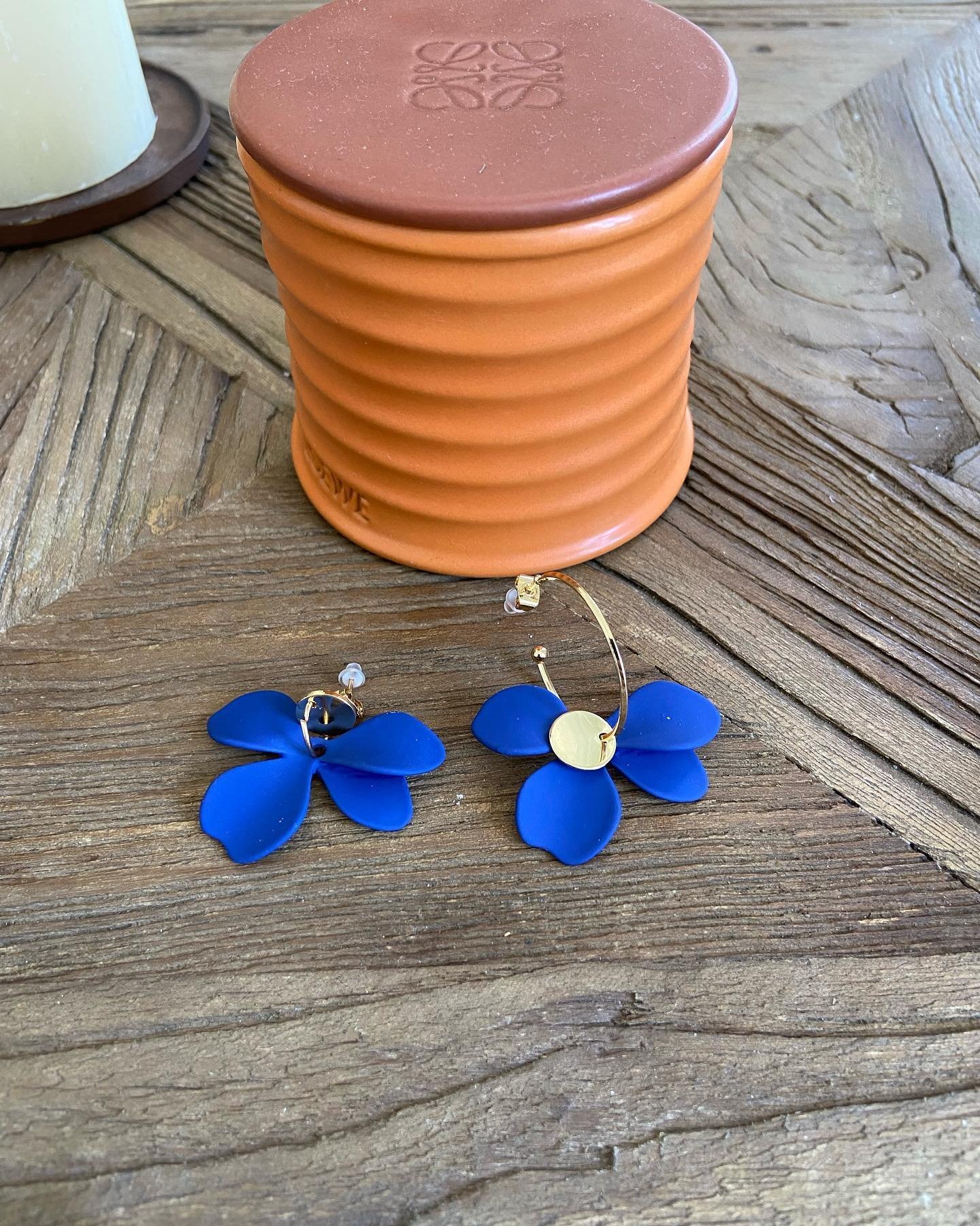 Pendientes flor azul de resina para tus eventos del verano #bisuteria #pendientes
