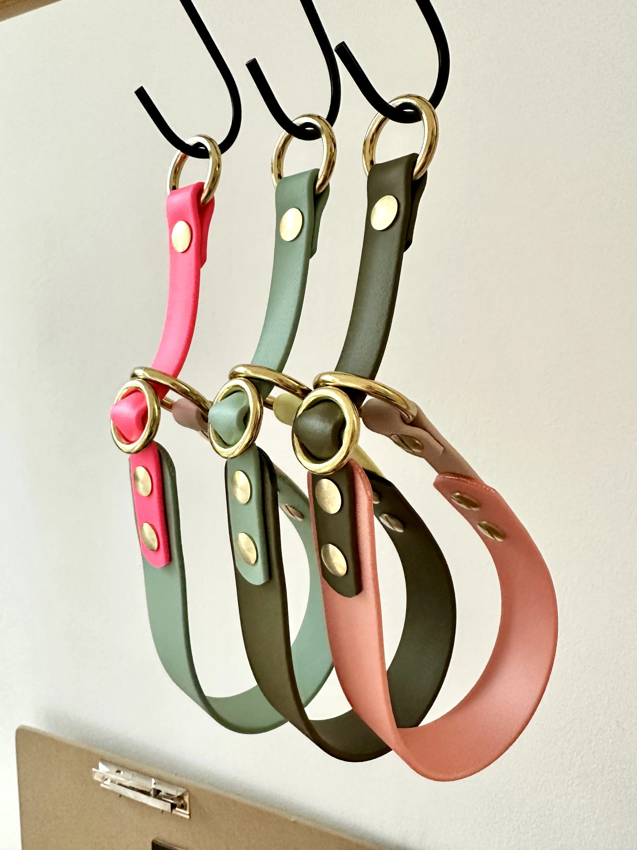 Vollmessing, vermessingte, farbig lackierte & Edelstahl Schrauben