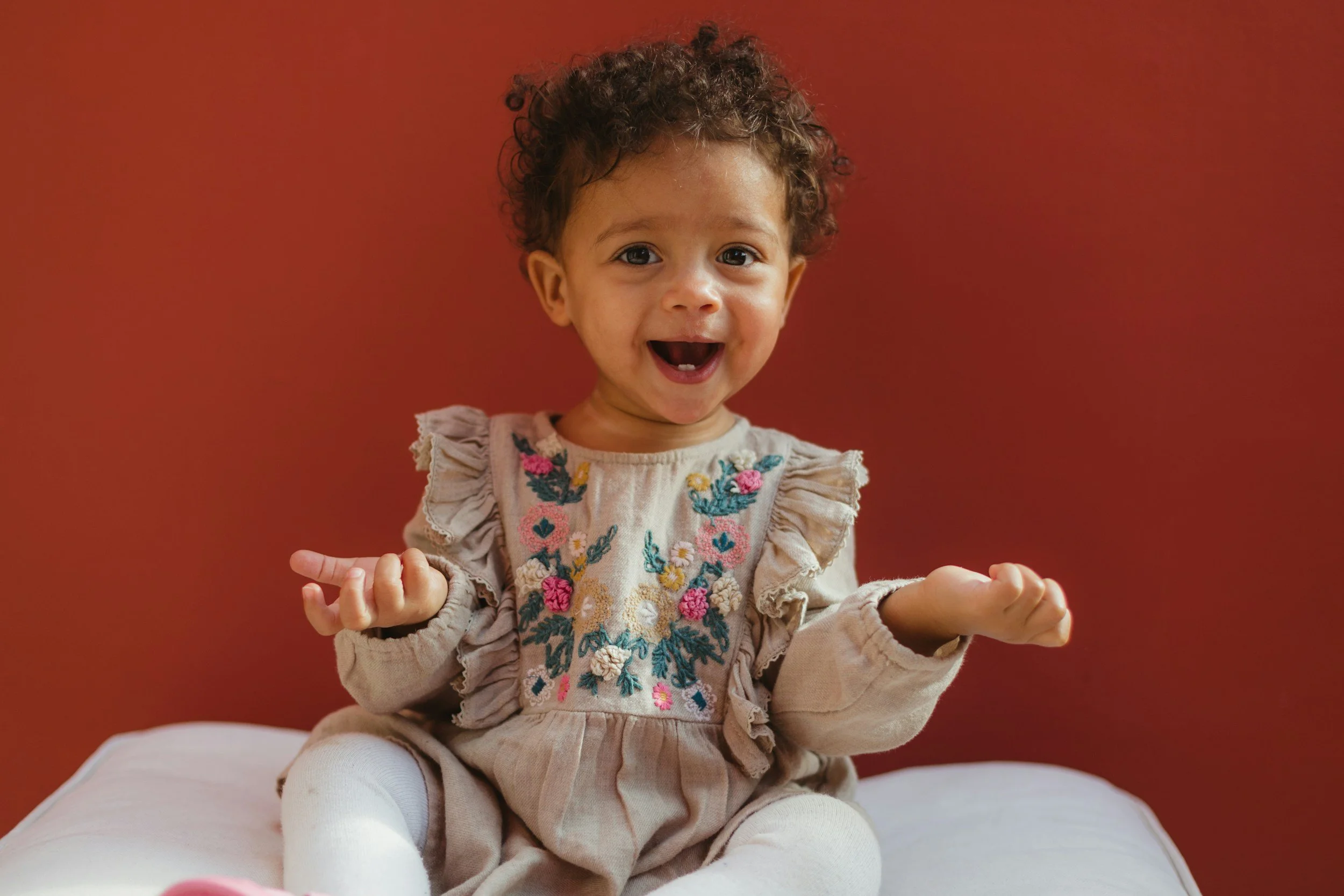 toddler using baby sign language