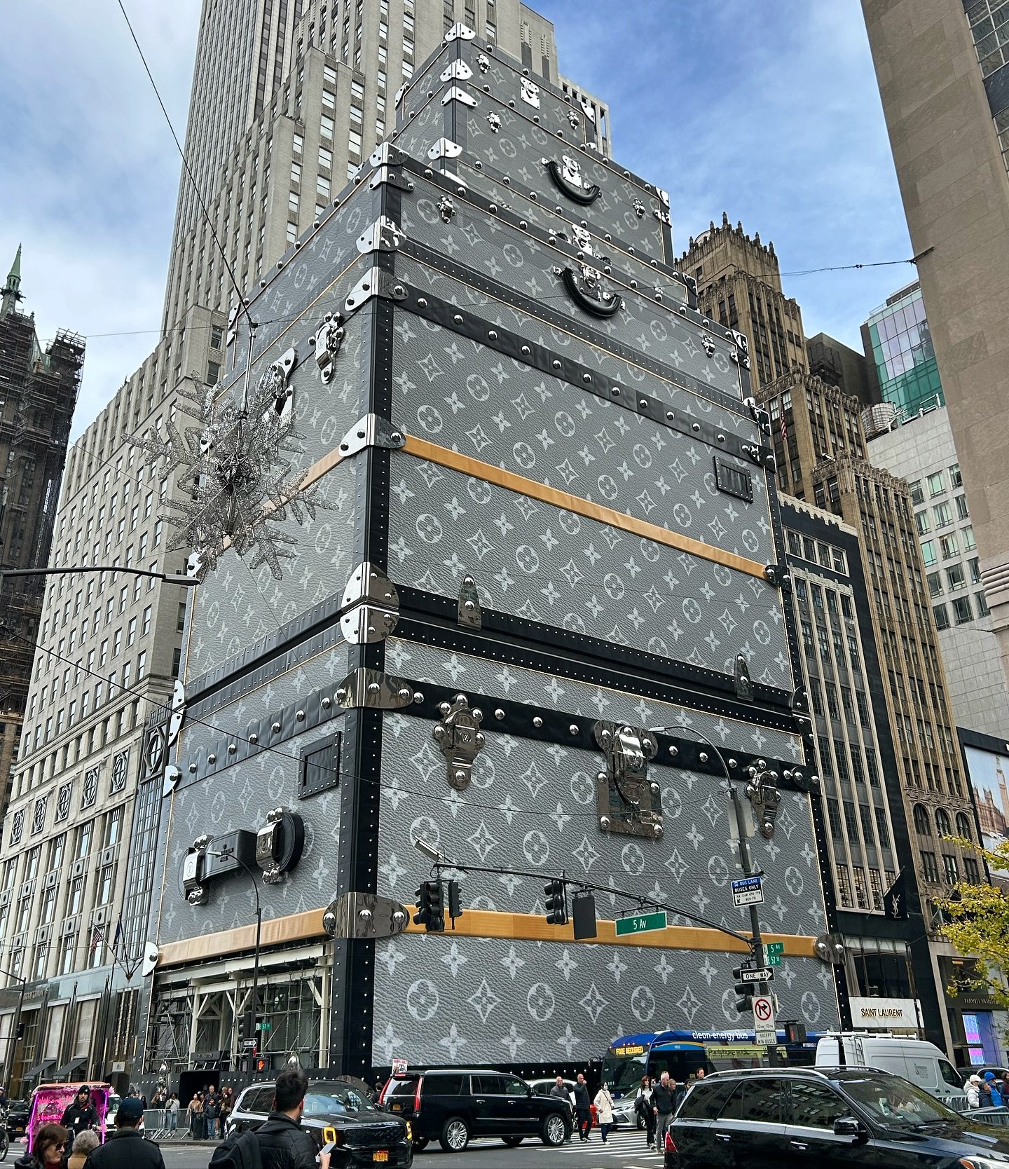 What do you think of the @louisvuitton NY flagship store dressed as their iconic luxury luggage trunks?

#louisvuitton #nyc #luggage #stylist #styledbystaceysainato #fashion