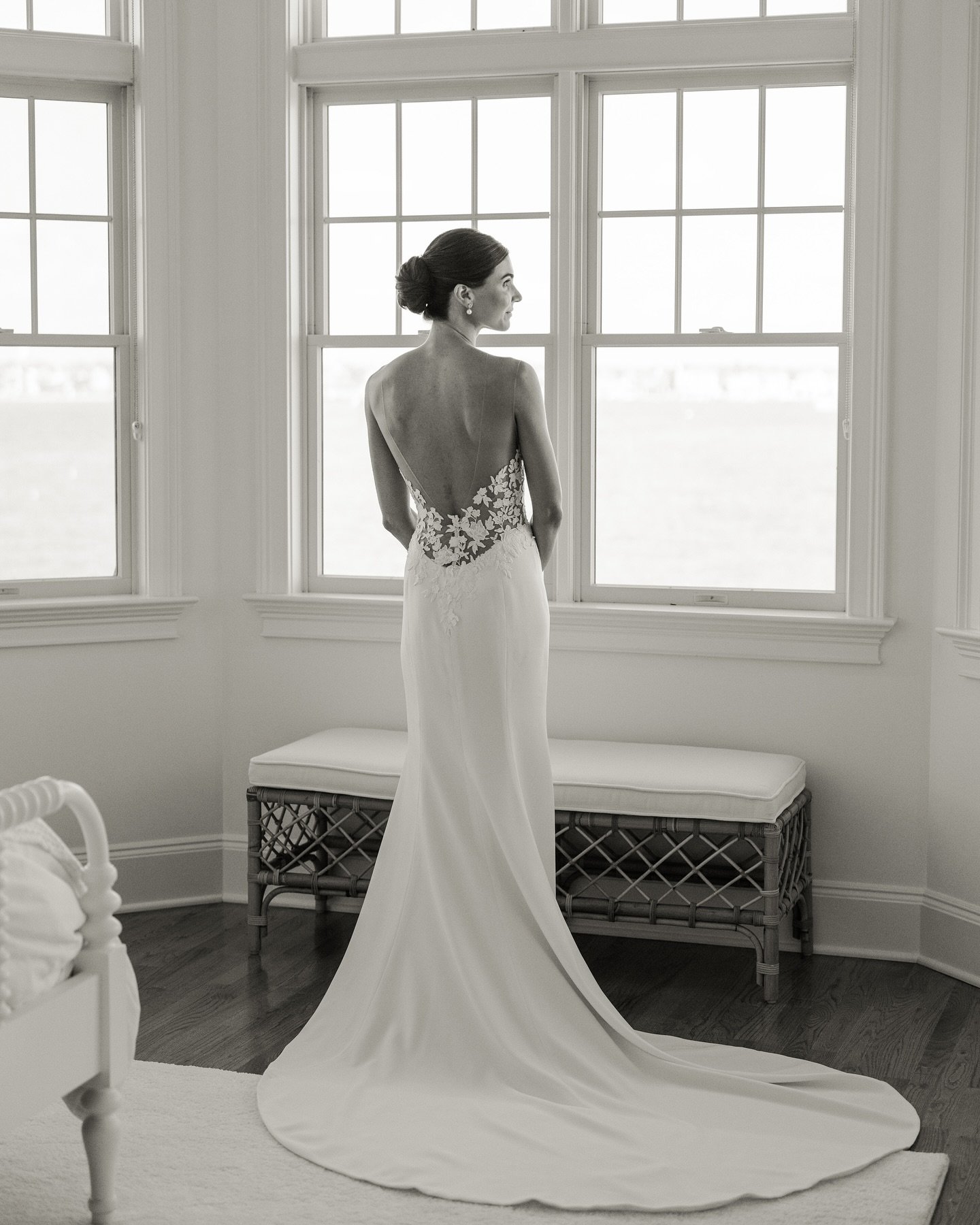 Stunning, bridal elegance for our fashionista ✨

👰🏻 @saraheconnors 
📋 @peonyevents
📸 @kellykollarphotography 
🏛️ Private Club, Bay Head, NJ
🌸 @jardinierefineflowers 
👗 @inesdisanto @tws_istheweddingshoppe_pa 
💌 @elisabethstuckeydesign 
💄 @be