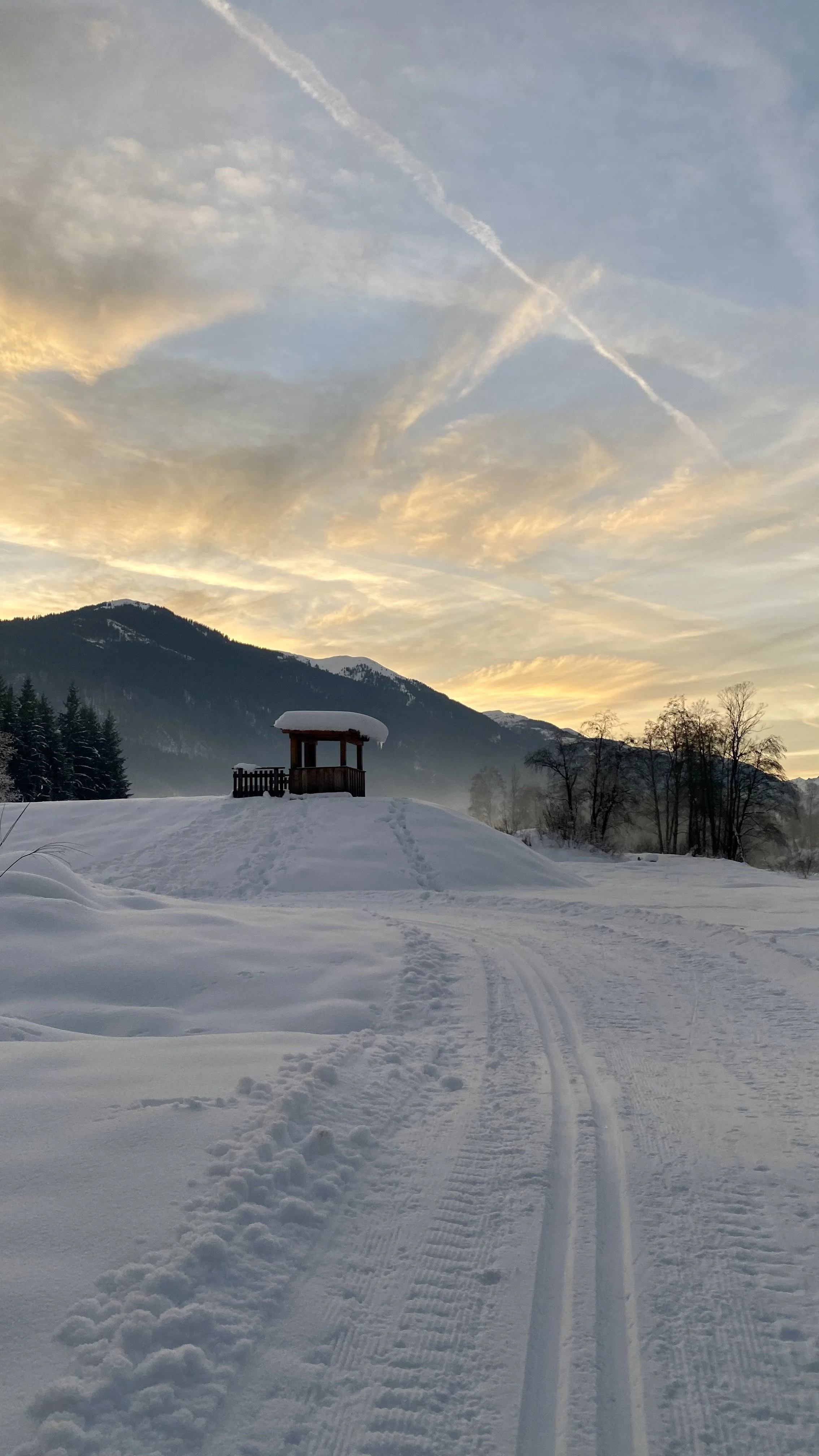 Skiing back to Nassfeld Blick with the sunsetting behind the Hochwipfel mountain