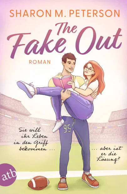 Buchcover für den Roman "The Fake Out" von Sharon M. Peterson, zeigt ein junges Paar in einem Stadion, das der Mädchen ein Lachen macht, während er sie hochhebt. Im Hintergrund ein Stadion und einen Football auf dem Boden.