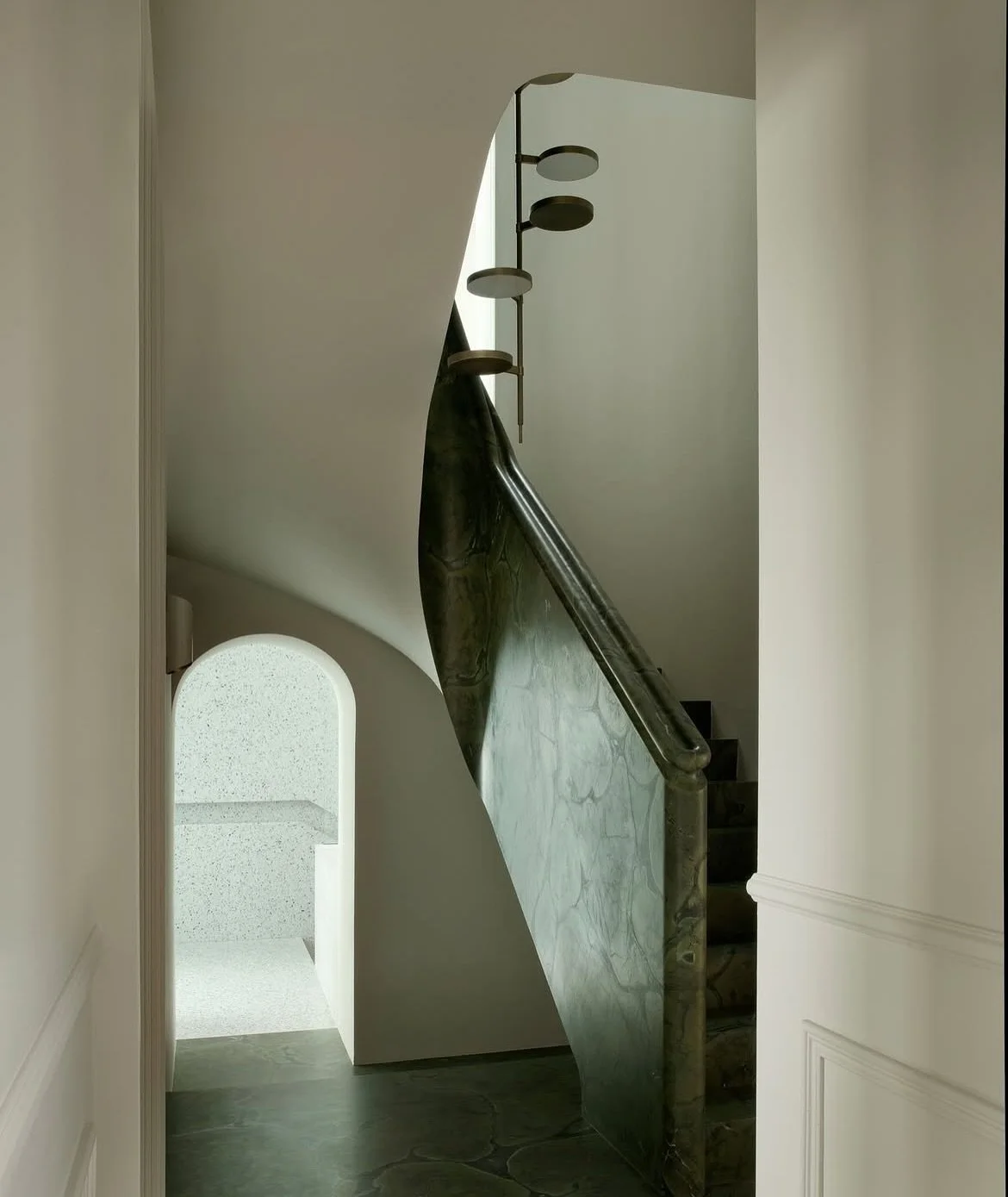 In LOVE with this bold staircase 

Interior Design @roisinlafferty 

Photography @barbaracorsicophotography
