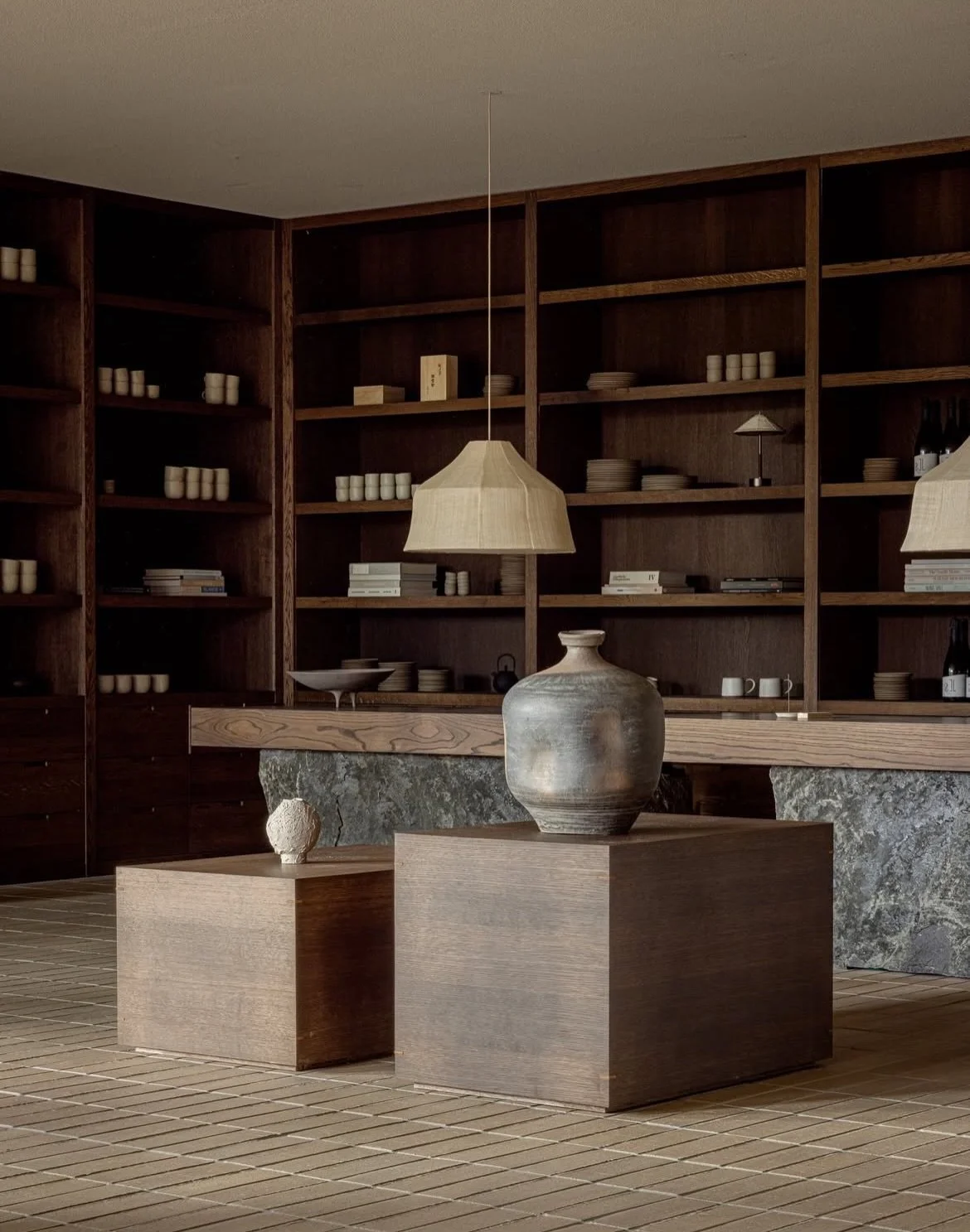 Love a space that feels grounded like this 🤎

Design by @karimokucase 

Photography by @jonasbjerrepoulsen and @karl_tranberg