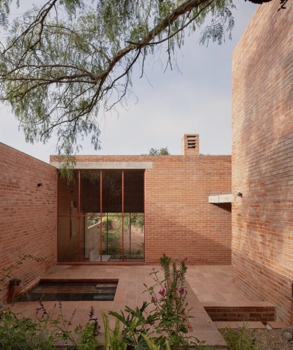 I love when the architecture and design of a home come together so perfectly 

Design by @escobedosoliz 

Photography by @ariadnapolo.foto