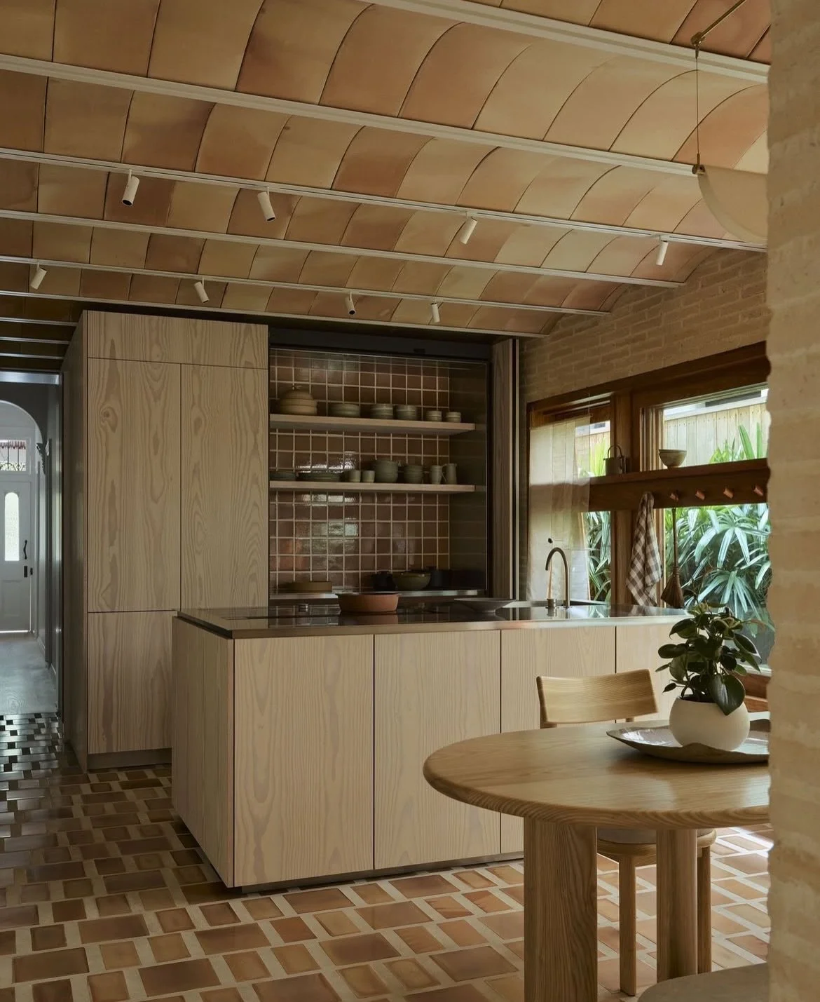 The textures in this home are phenomenal 🤌🏼

Design by @muci_architects 

Styling by @designdaily 

Photography @smartanson