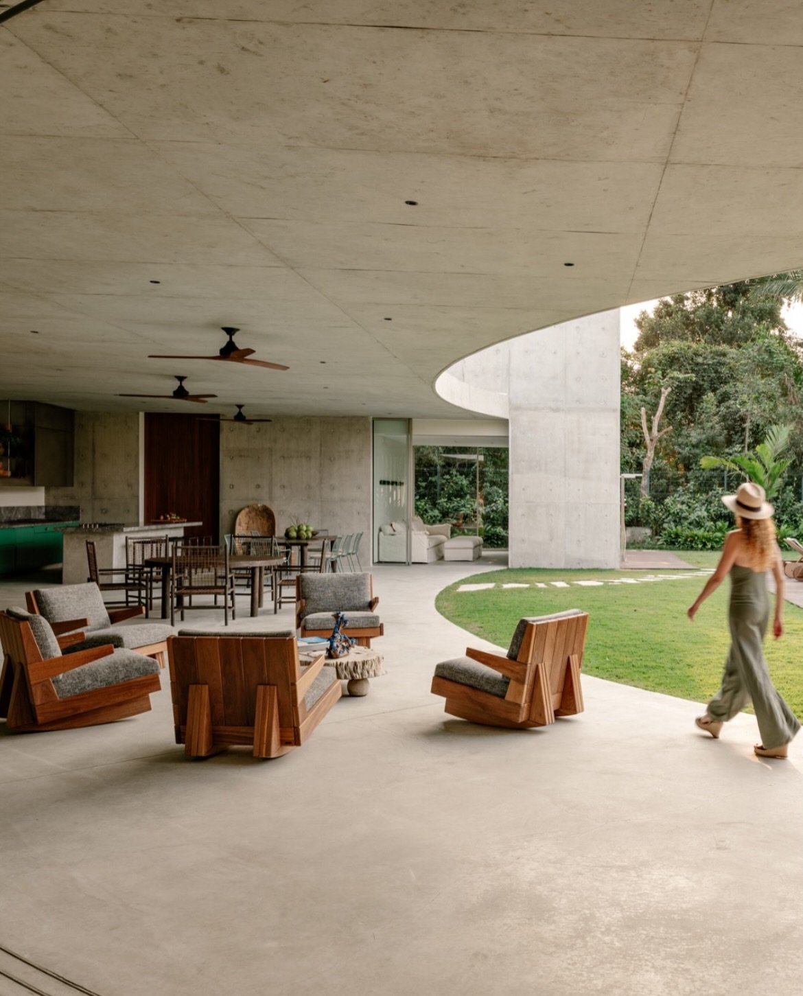 I really need to visit Brazil already. They have some of the best design. 

Design by @jullianacamargo 

Architecture by @arquiteturaguimattos 

Photography by @franparente