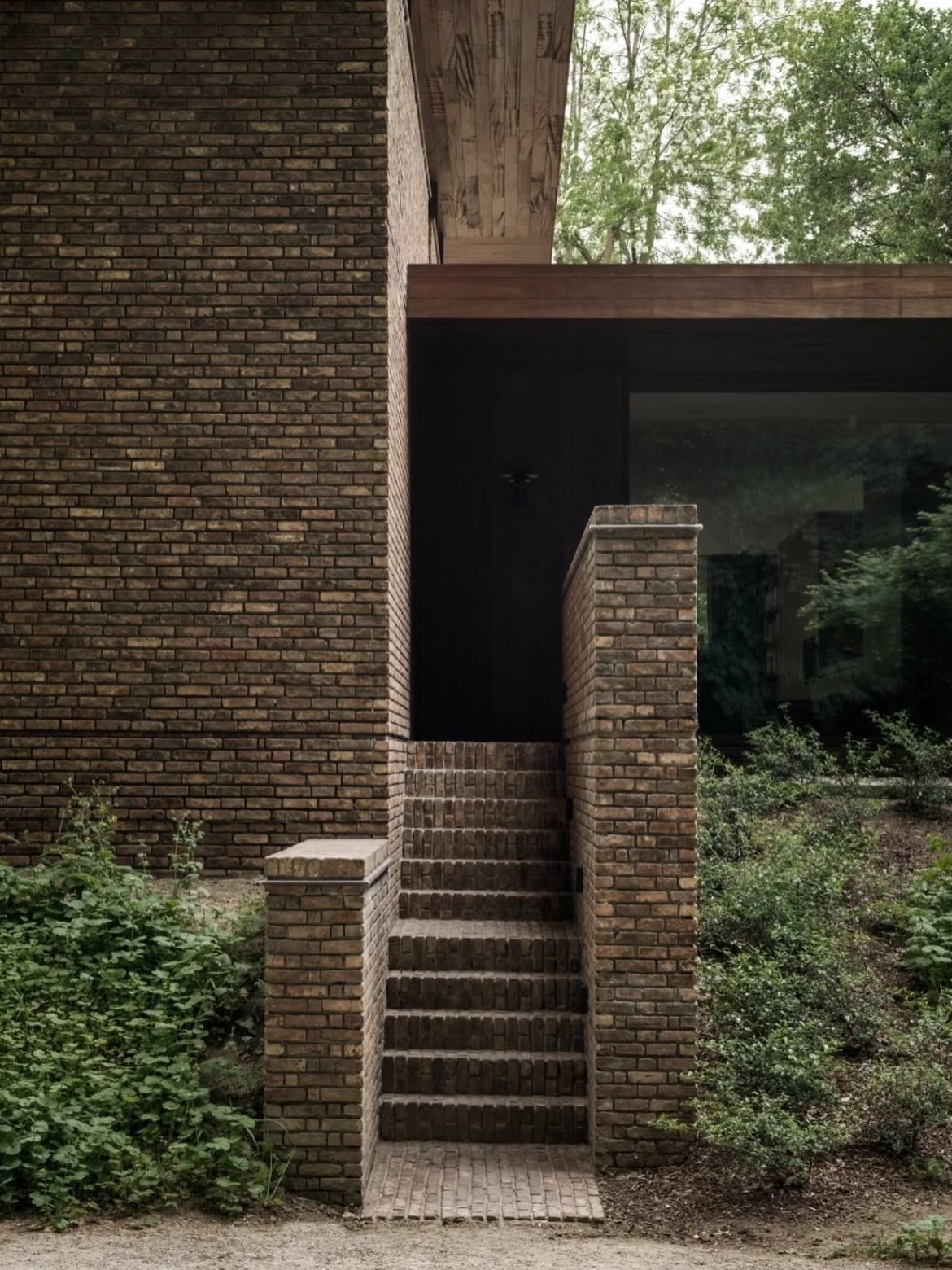 I love a home nestled in the forest 🌳 

Design by @decancqvercruysse 

Photography by @piet.albert.goethals