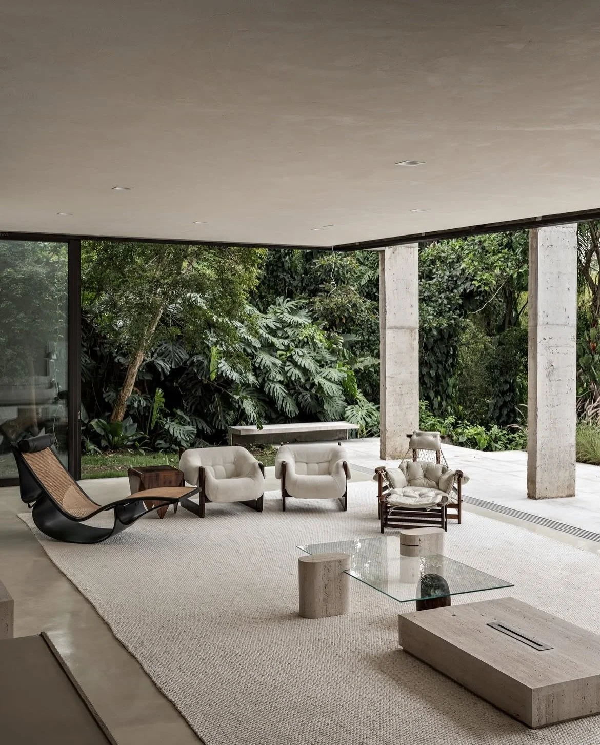 Controversial, but sometimes I like grey 

Design by @estudio.sala 

Photography by @franparente