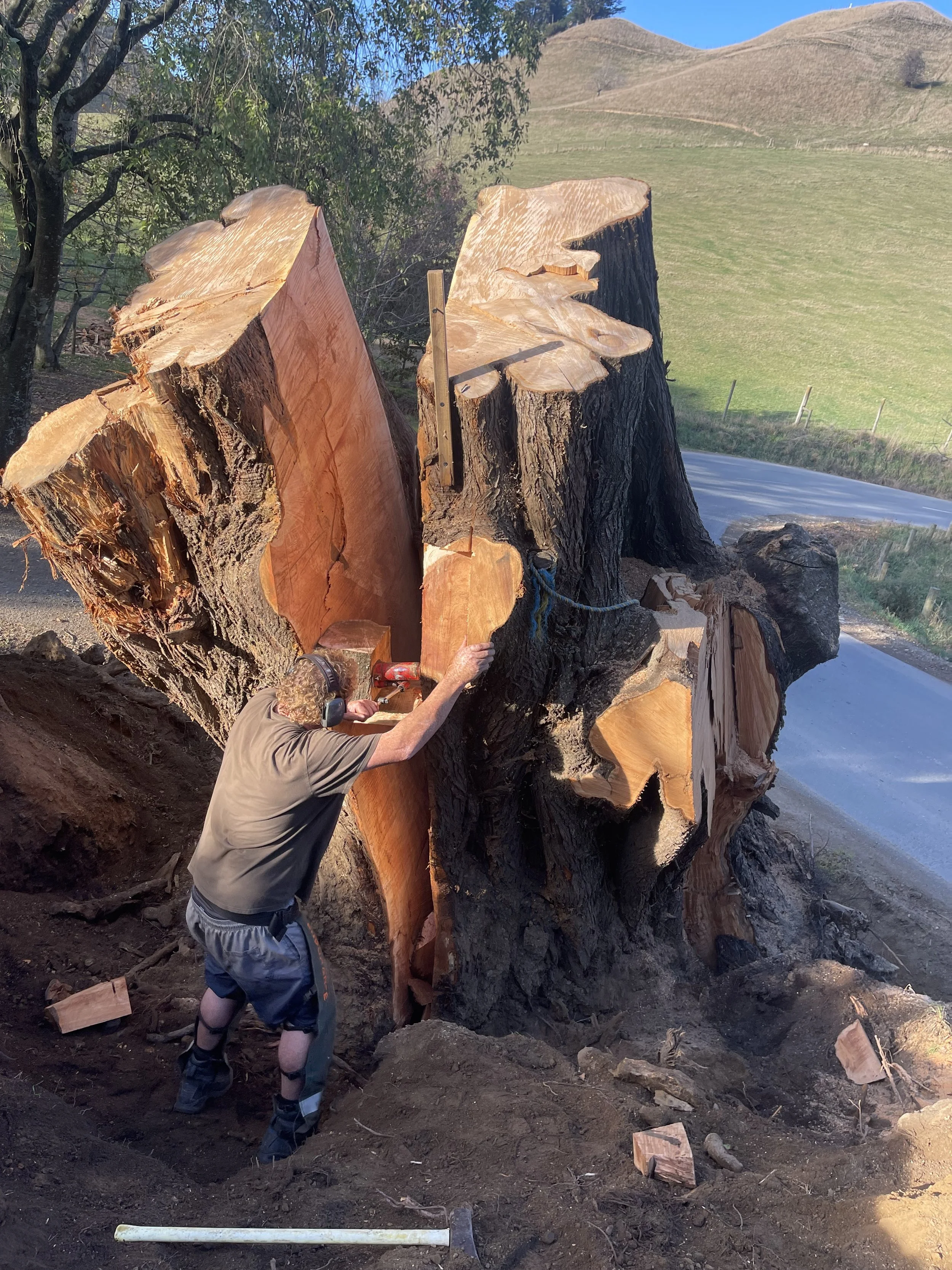 Jacking the cut open.