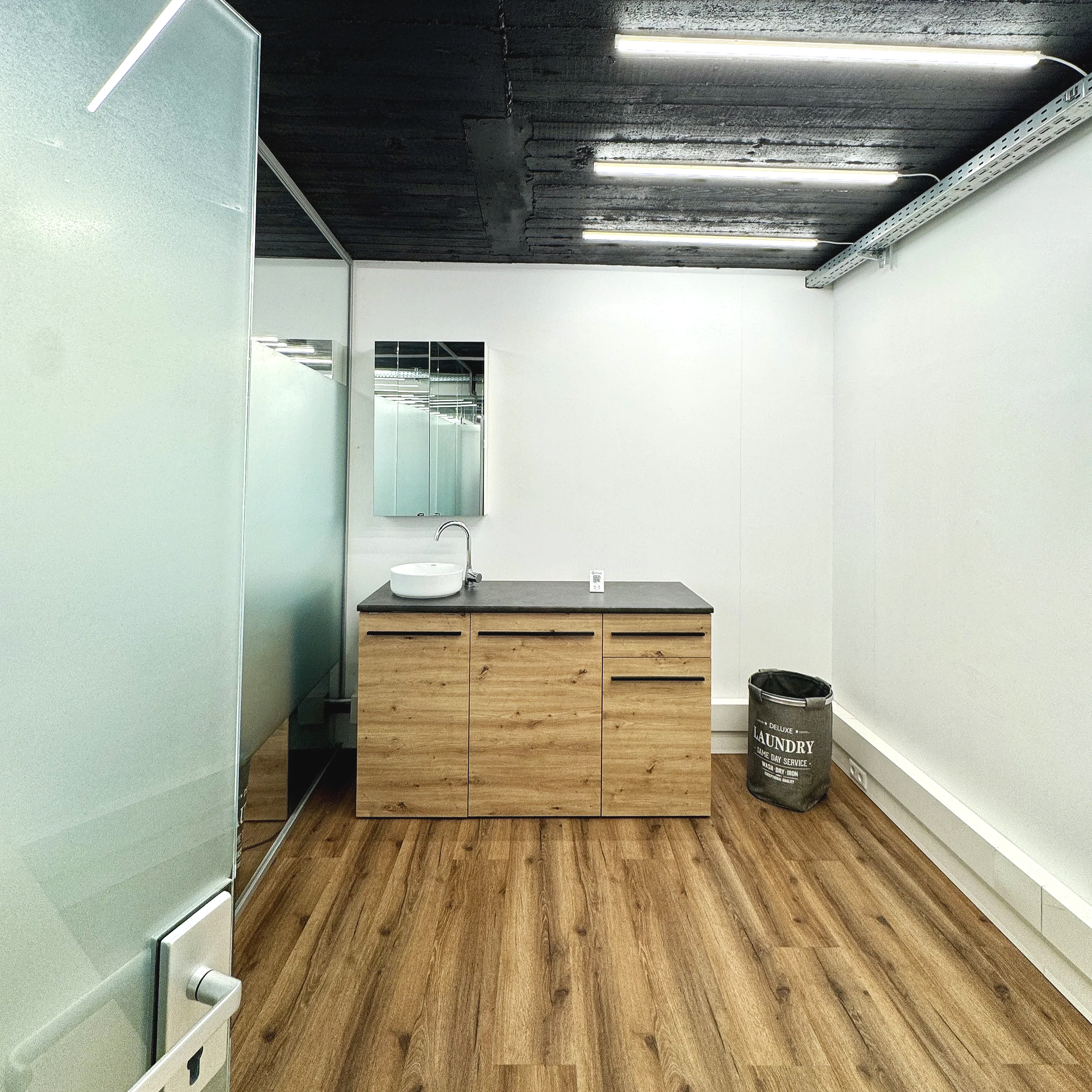 Tiny Salon Kabine.
Ein vielseitiger Raum, der sich deiner Arbeitsweise anpasst – reduziert, ruhig und offen für eigene Gestaltung.