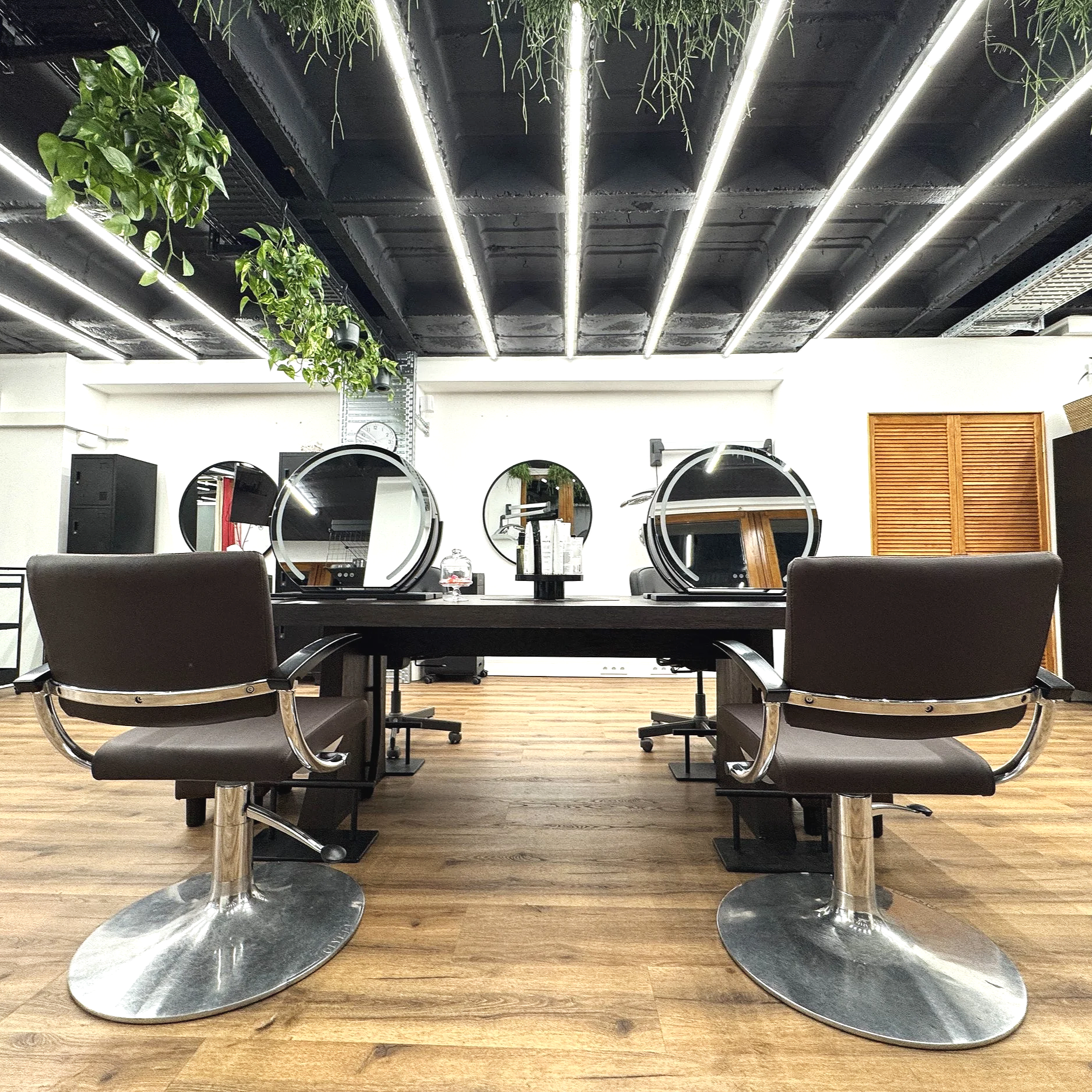 Hair & Beauty Atelier mit mehreren Stylingplätzen.
Ein offener Raum, in dem Kreativität, Austausch und konzentriertes Arbeiten selbstverständlich zusammenfinden.