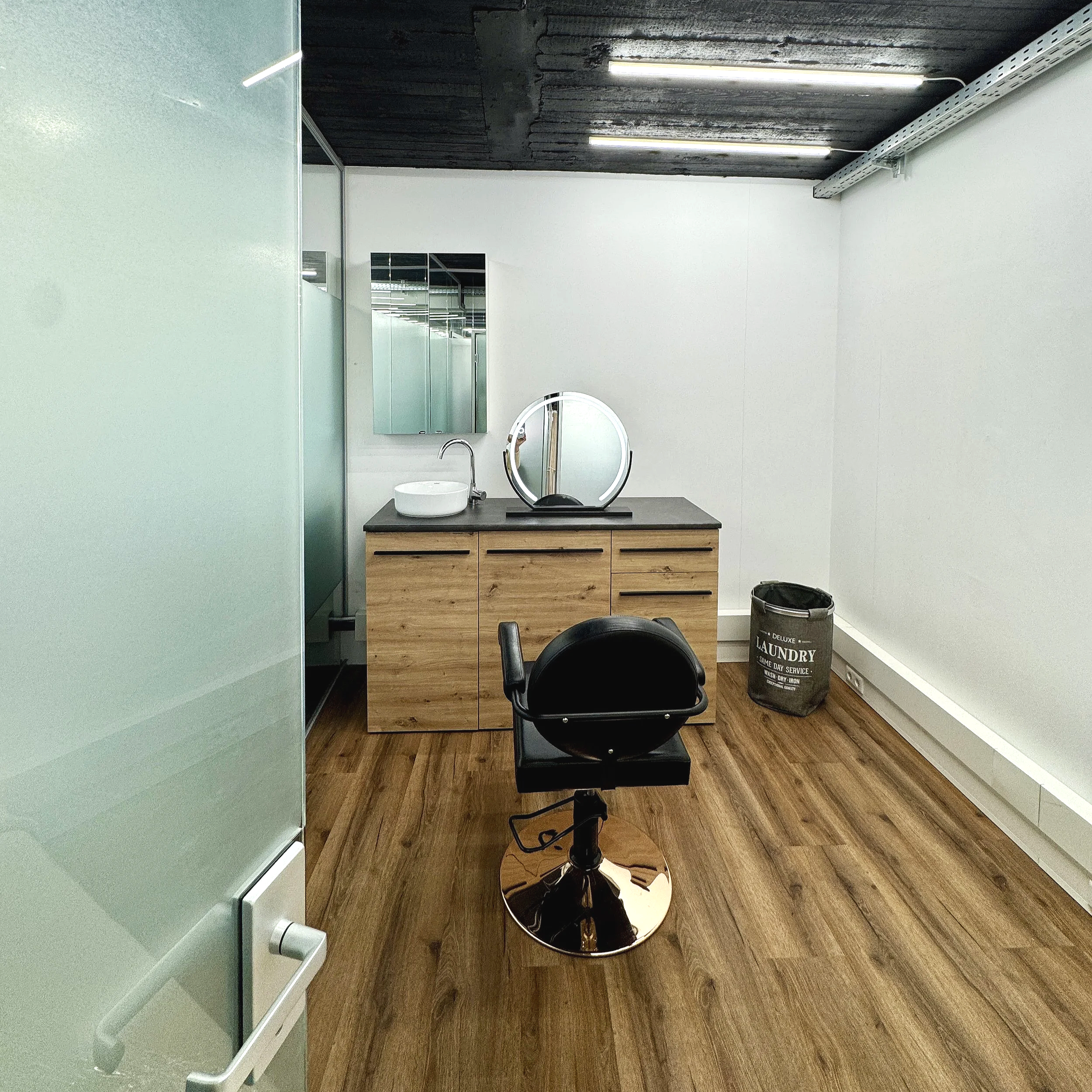 Multifunktionale Tiny Salon Kabine.
Ein reduzierter Raum, der sich unterschiedlichen Arbeitsweisen anpasst – ob Hair, Barber oder Kosmetik. Klar, ruhig und individuell gestaltbar.