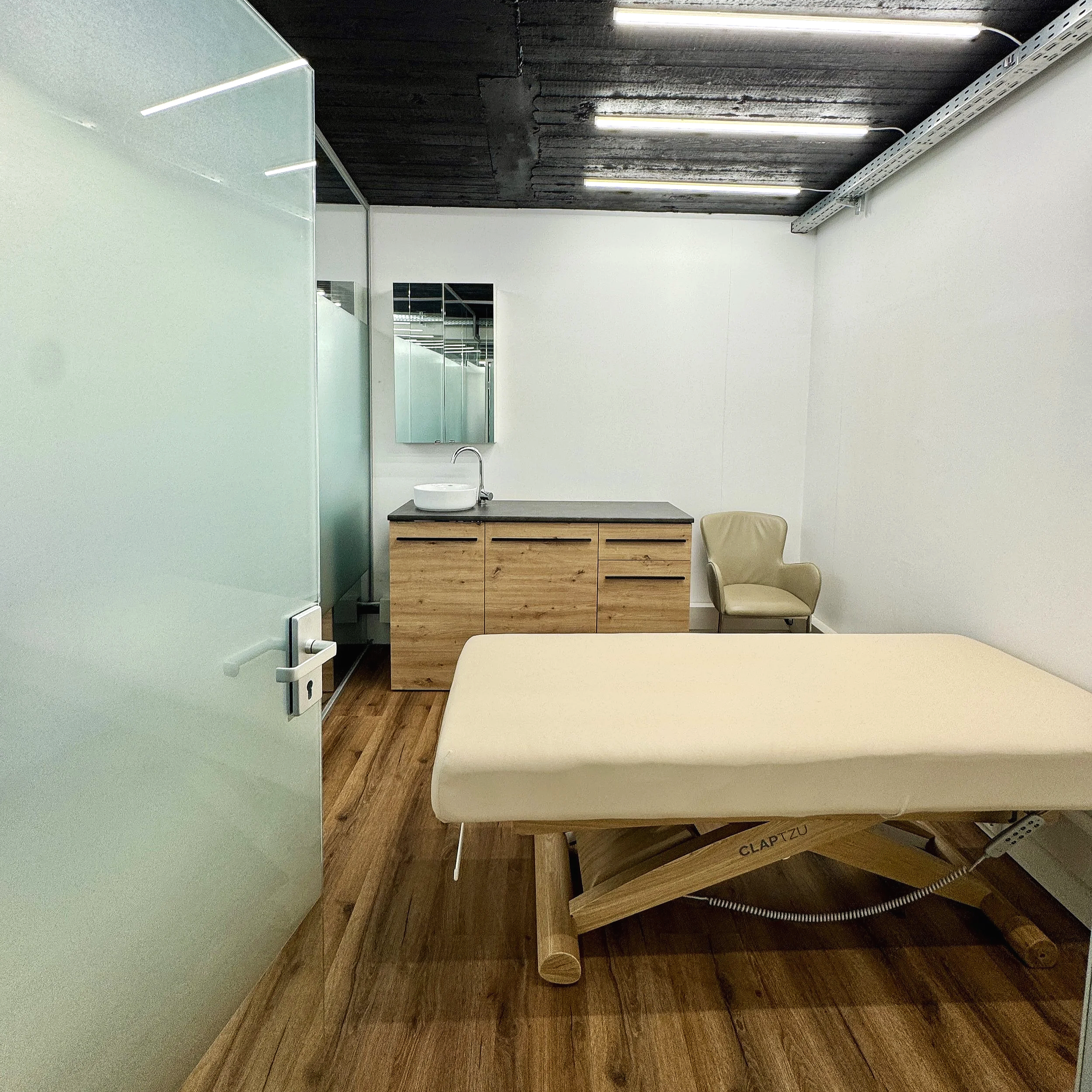 Multifunktionale Tiny Salon Kabine für Hair & Beauty Professionals.
Flexibel nutzbar für Friseur, Barber oder Kosmetik – mit klarer Struktur, warmen Materialien und Raum für individuelle Gestaltung.