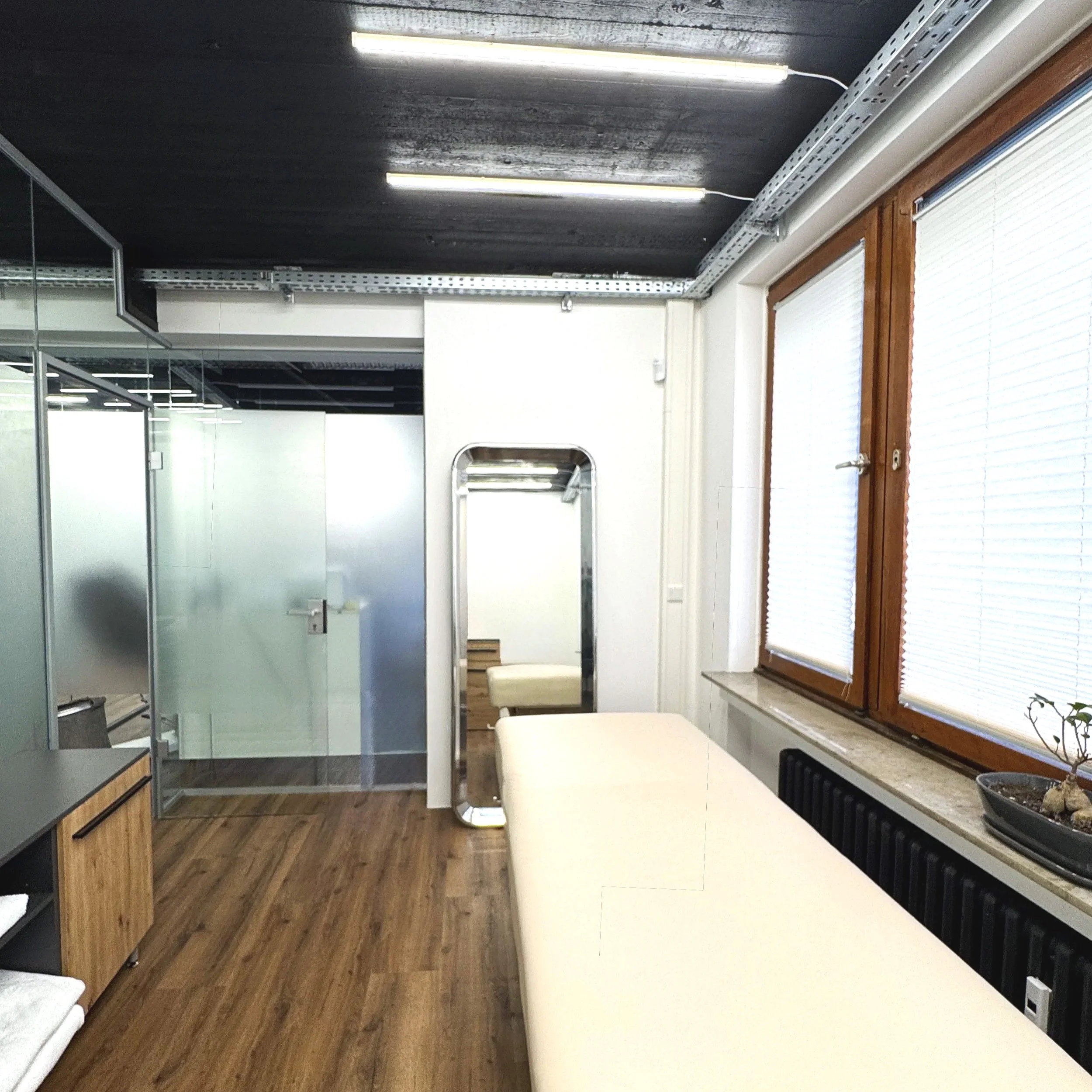 Kosmetik Kabine aus Glass, sehr edle Wirkung und sehr exklusiv. befindet sich in einer hinteren Ecke des Spaces, wo besonders ruhig ist.
Ein reduzierter Raum für präzise Beauty Treatments – von Massage bis Fineline Tattoo. Ruhig, klar und auf das Wes