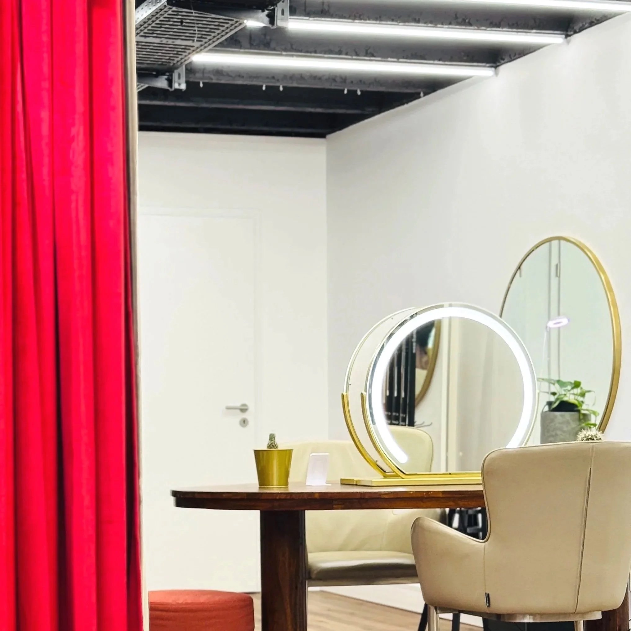 Stilvoll eingerichteter Arbeitsplatz für Hairstylisten & Beauty Professionals.
Hochwertiger Spiegel, eleganter Stylingstuhl, warme Materialien und klare Linien schaffen eine ruhige, exklusive Arbeitsatmosphäre.