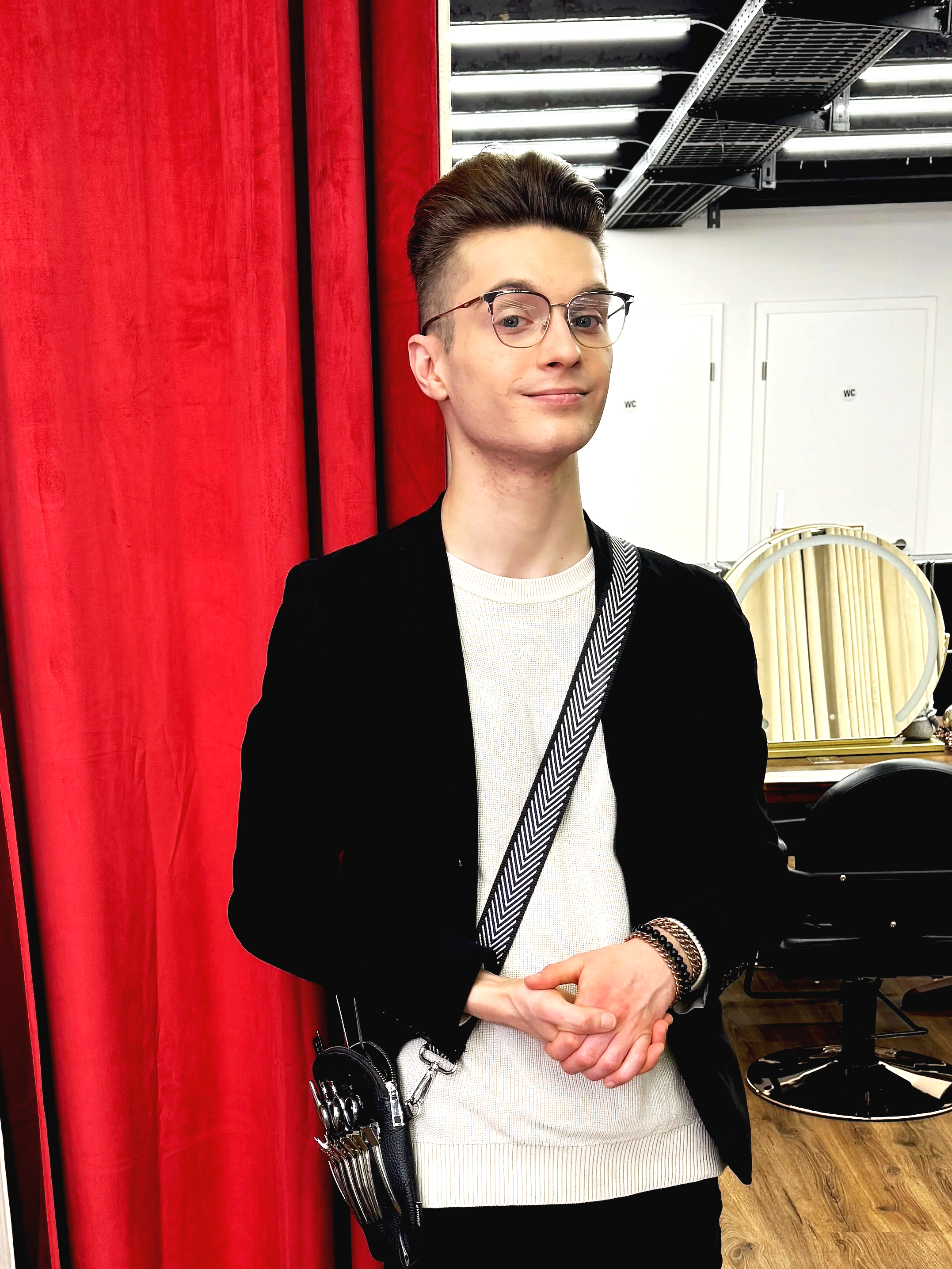 Junger Friseurmeister mietet sich einen Friseurstuhl in einem Beauty-Friseur Coworking Space in Hamburg Zentrum 