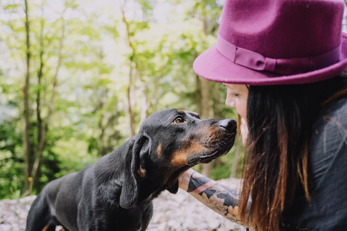 Tierkommunikatorin Alina mit Hund.
